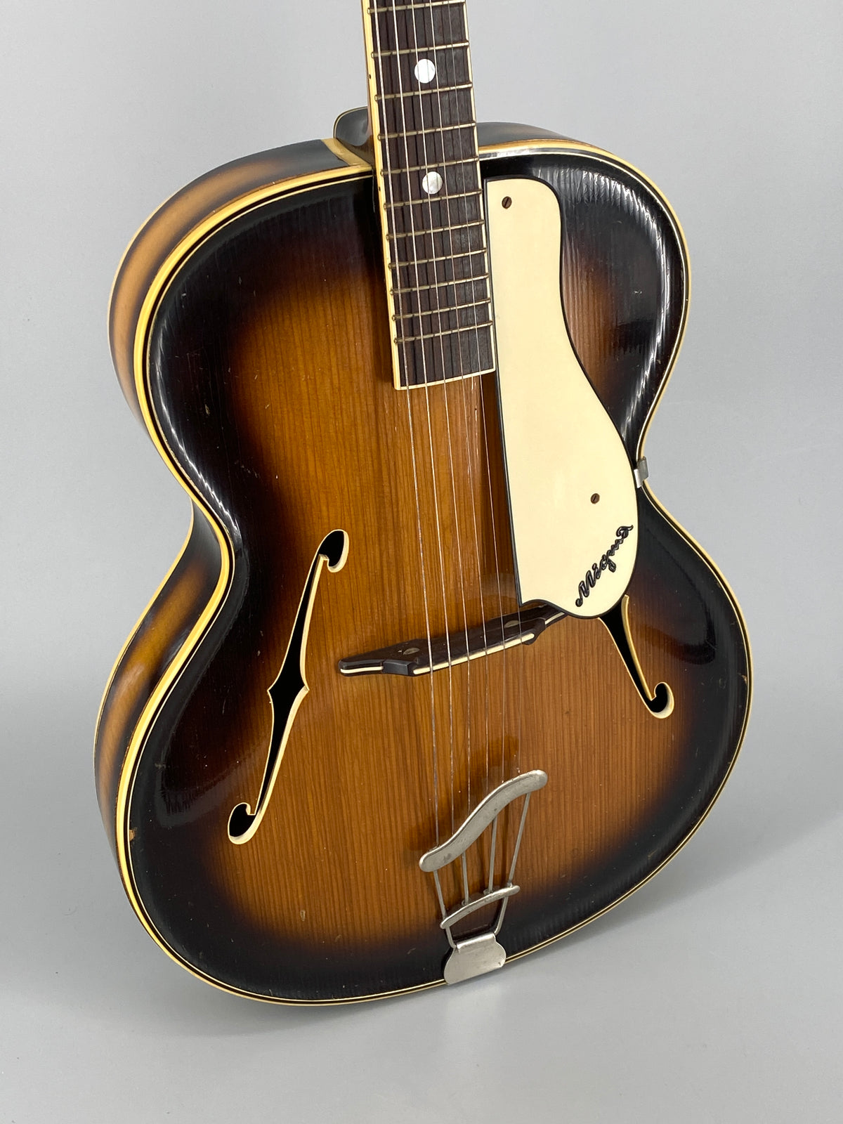 Akustische Jazzgitarre vom Geigenbaumeister Edmund Gläsel für Migma, Markneukirchen, DDR 50er