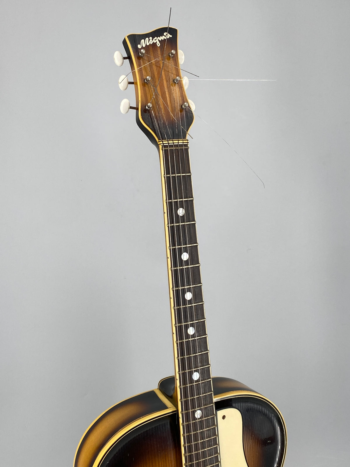Akustische Jazzgitarre vom Geigenbaumeister Edmund Gläsel für Migma, Markneukirchen, DDR 50er