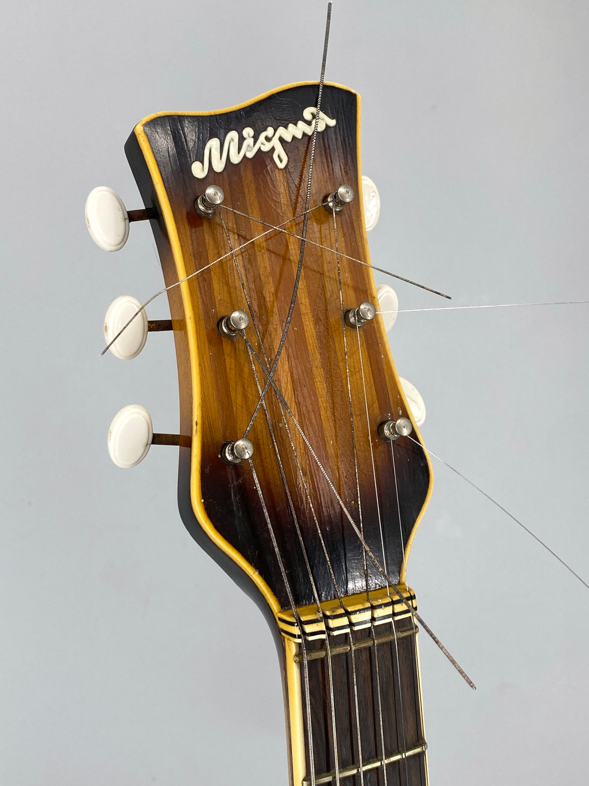 Akustische Jazzgitarre vom Geigenbaumeister Edmund Gläsel für Migma, Markneukirchen, DDR 50er