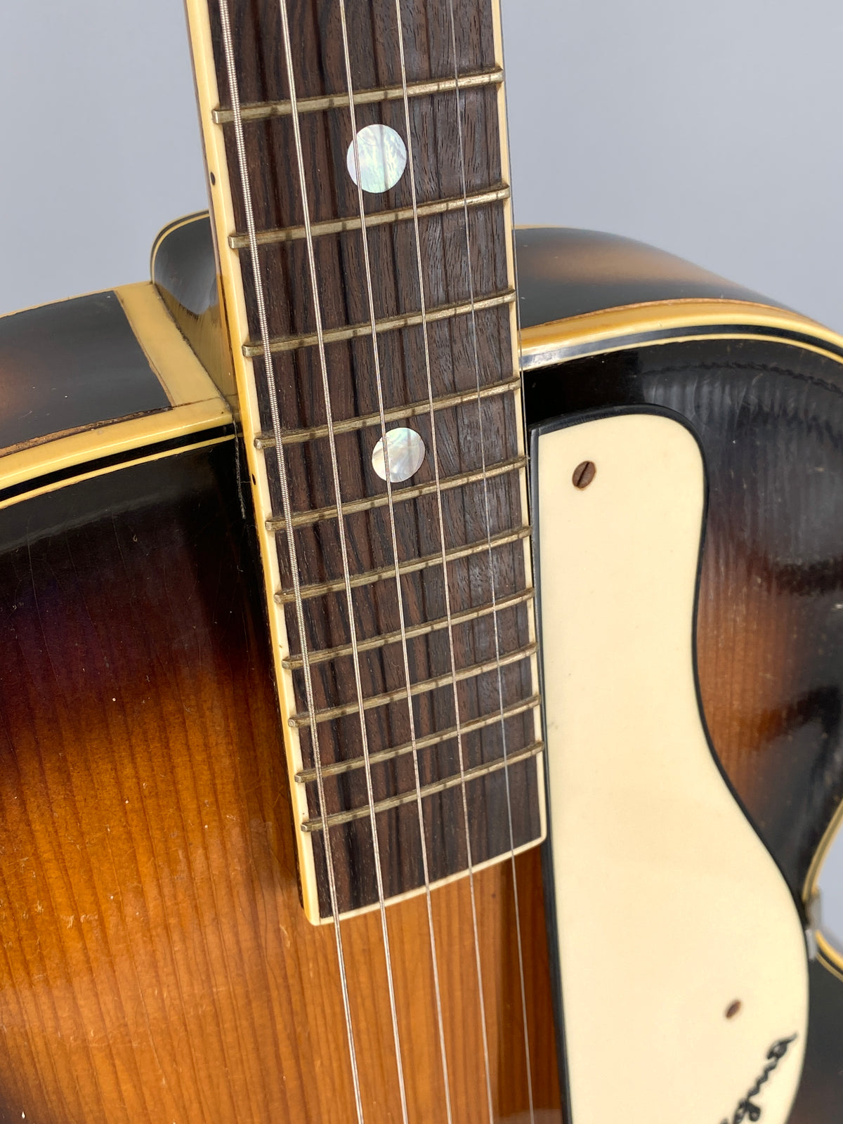 Akustische Jazzgitarre vom Geigenbaumeister Edmund Gläsel für Migma, Markneukirchen, DDR 50er