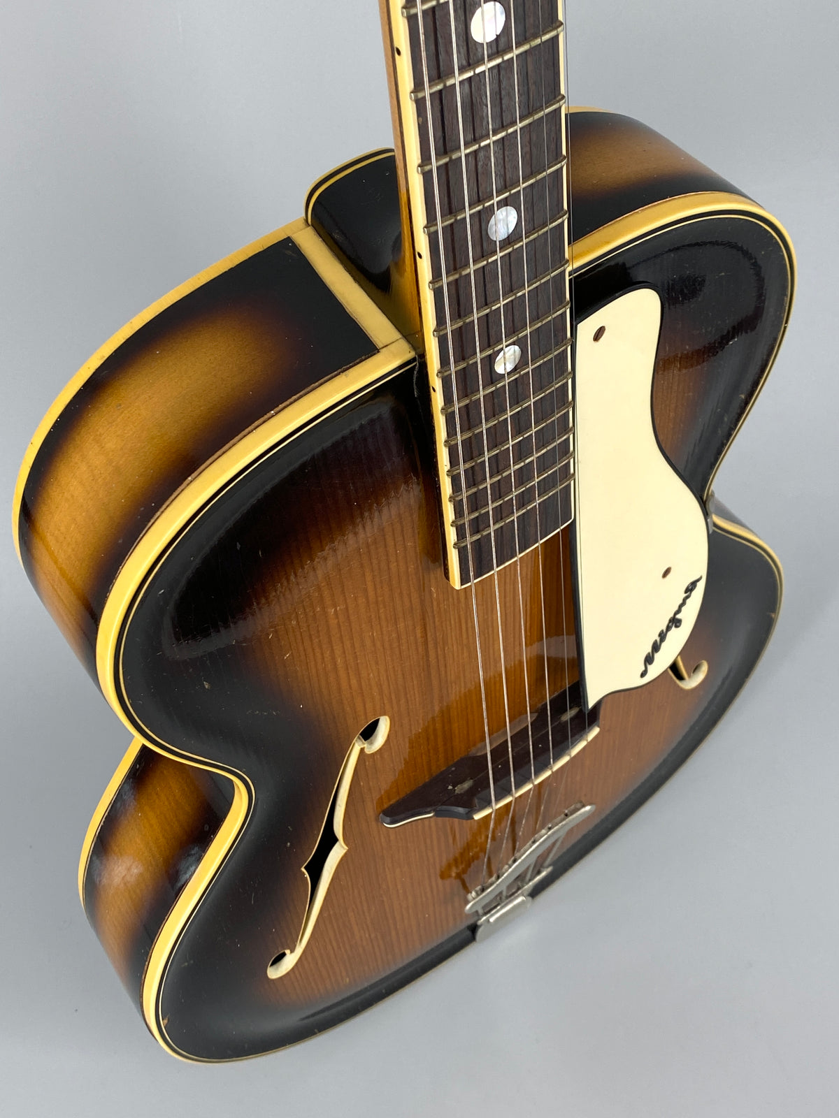 Akustische Jazzgitarre vom Geigenbaumeister Edmund Gläsel für Migma, Markneukirchen, DDR 50er