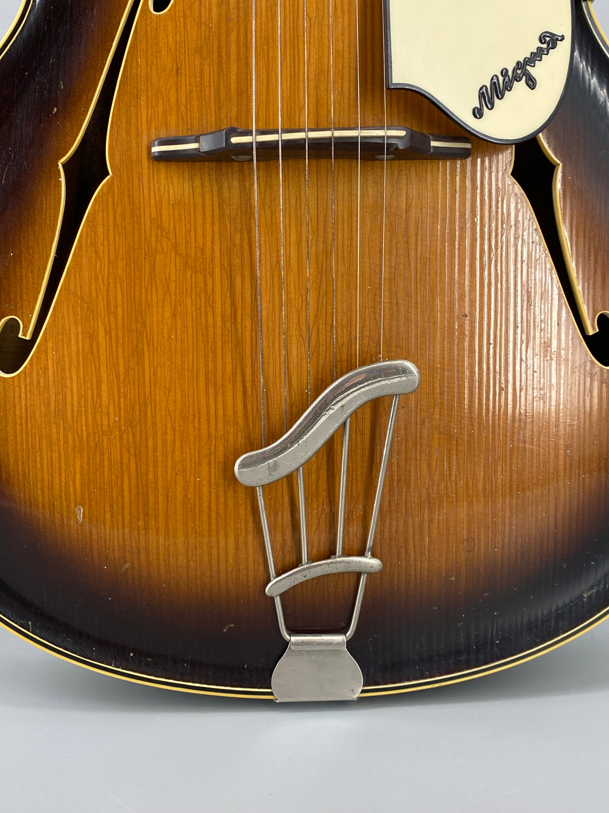 Akustische Jazzgitarre vom Geigenbaumeister Edmund Gläsel für Migma, Markneukirchen, DDR 50er