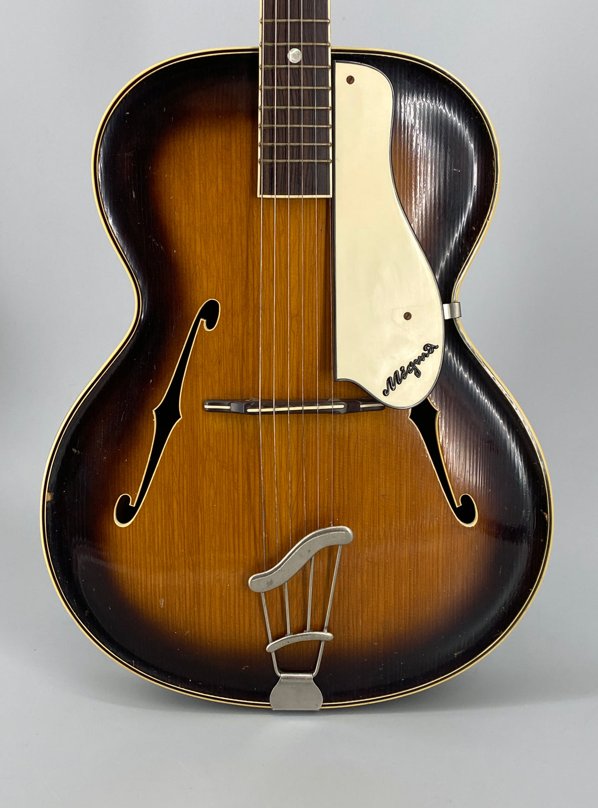 Akustische Jazzgitarre vom Geigenbaumeister Edmund Gläsel für Migma, Markneukirchen, DDR 50er