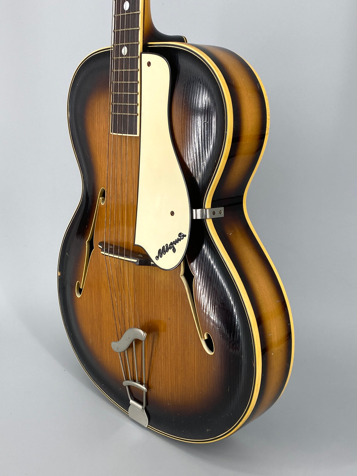 Akustische Jazzgitarre vom Geigenbaumeister Edmund Gläsel für Migma, Markneukirchen, DDR 50er