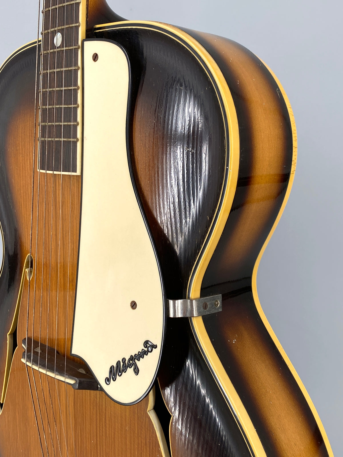 Akustische Jazzgitarre vom Geigenbaumeister Edmund Gläsel für Migma, Markneukirchen, DDR 50er