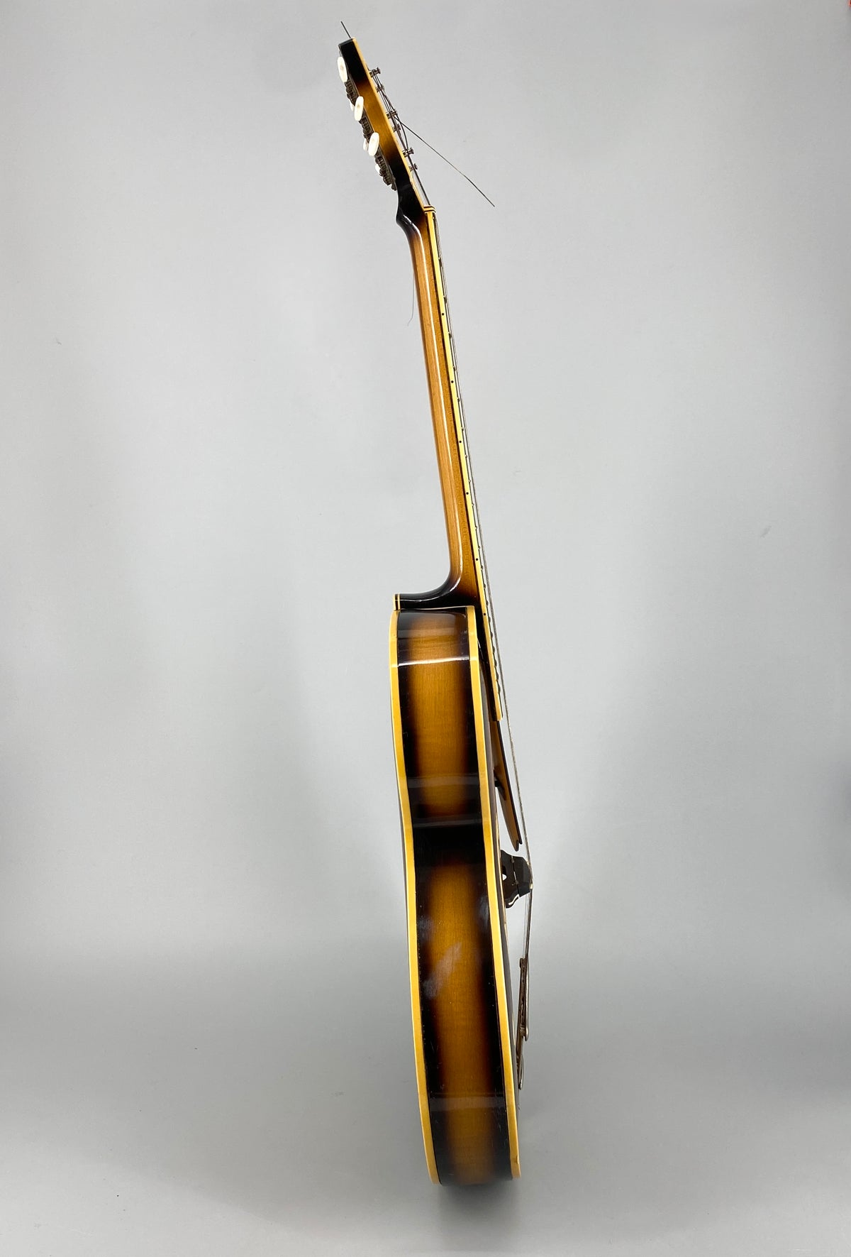 Akustische Jazzgitarre vom Geigenbaumeister Edmund Gläsel für Migma, Markneukirchen, DDR 50er