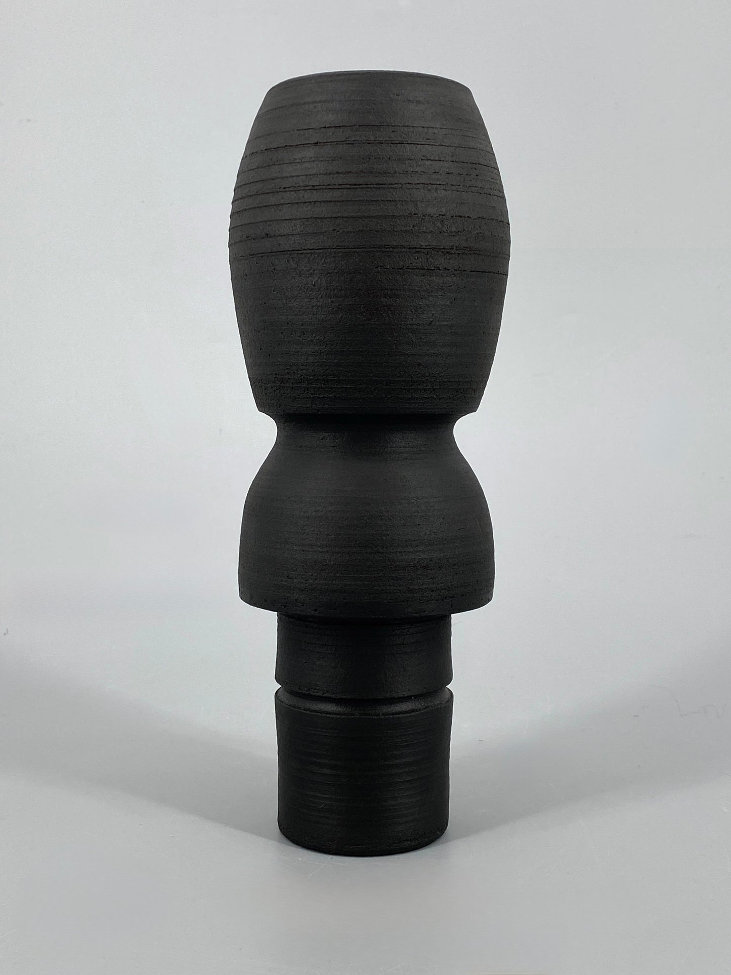 Geometrische Vase des Berliner Künstlers Markus J. Freidl, 2018