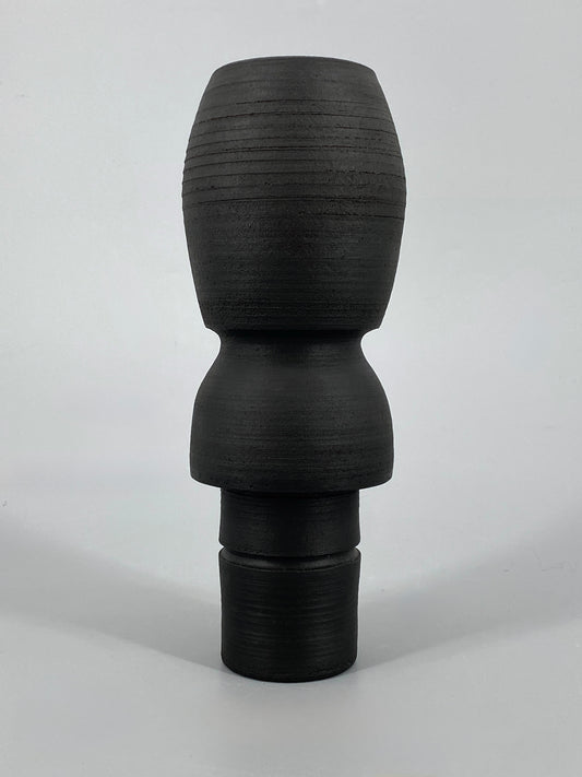 Geometrische Vase des Berliner Künstlers Markus J. Freidl, 2018