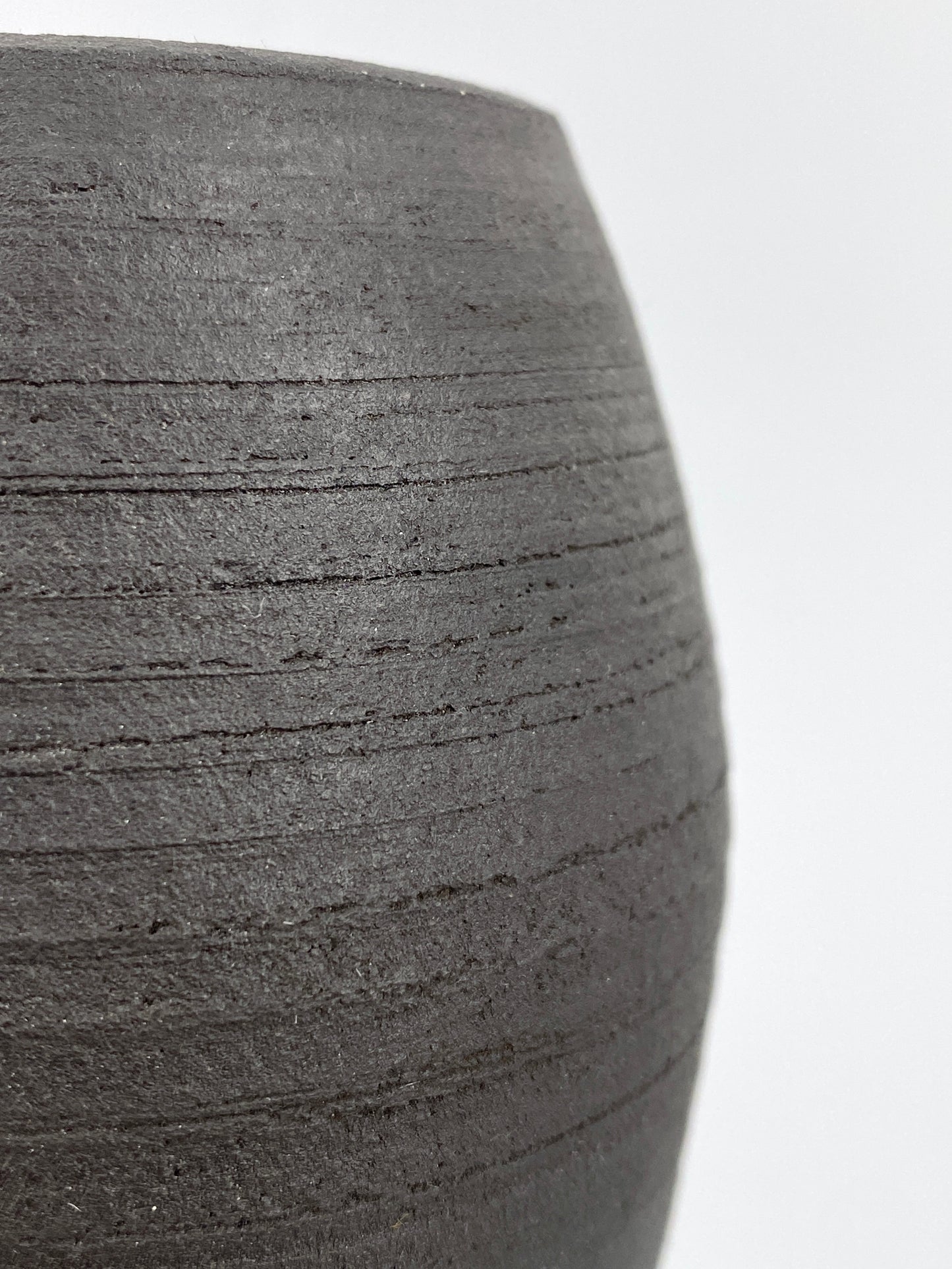 Geometrische Vase des Berliner Künstlers Markus J. Freidl, 2018