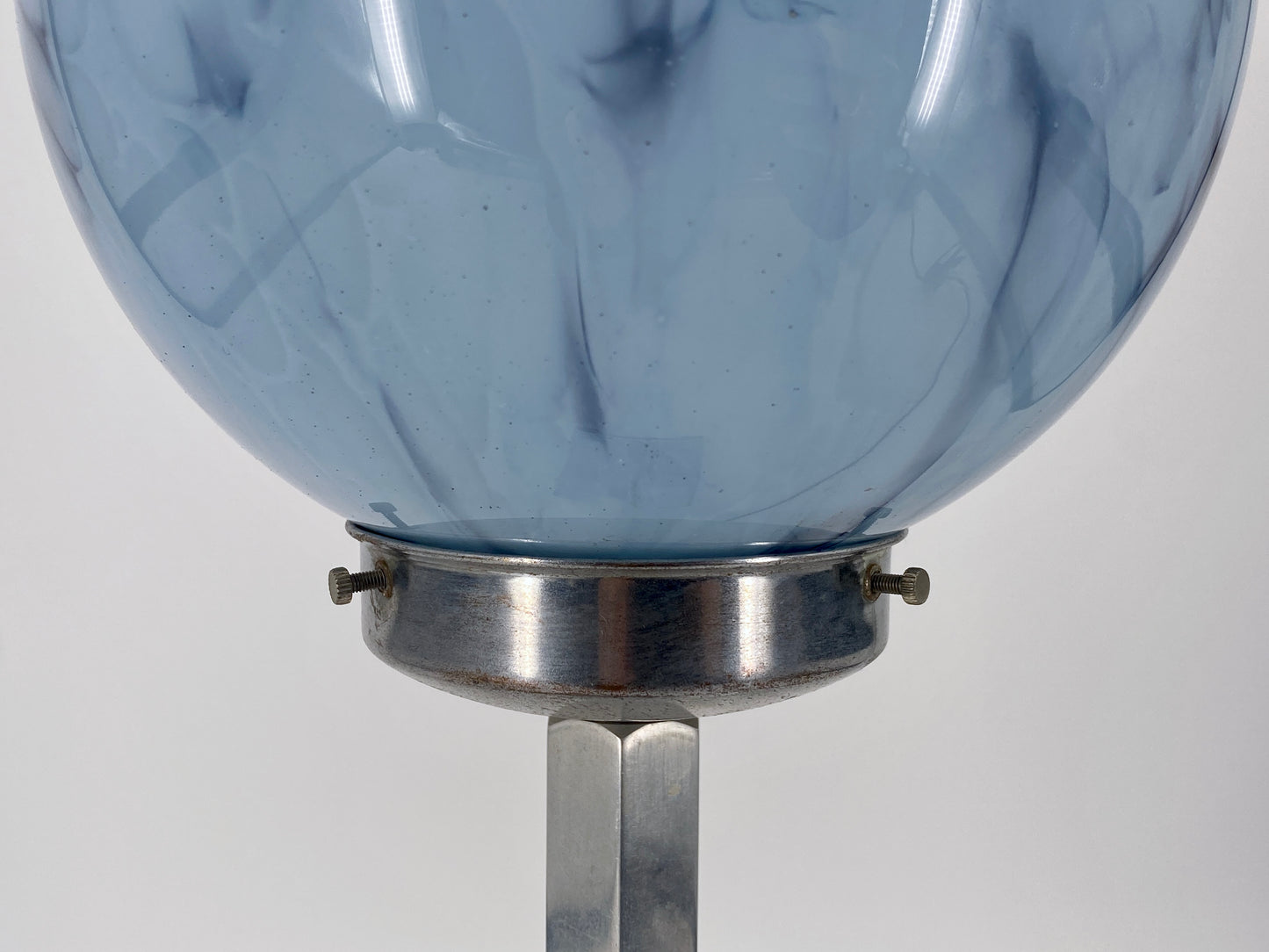 Art Deco Tischlampe aus Chrom und blauem Glas, 1920er