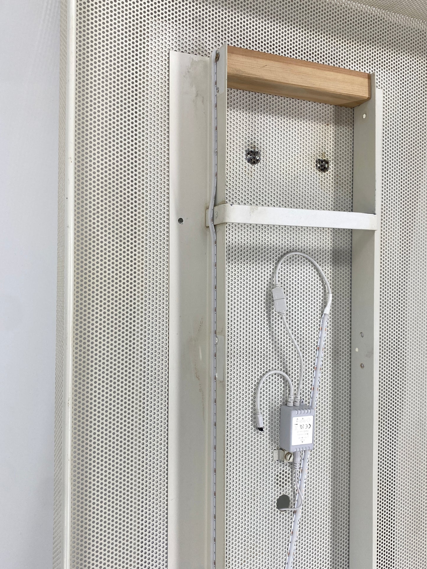 Großer, beleuchteter Wandspiegel von Kinkeldey aus weißem Lochblech, 50/60er