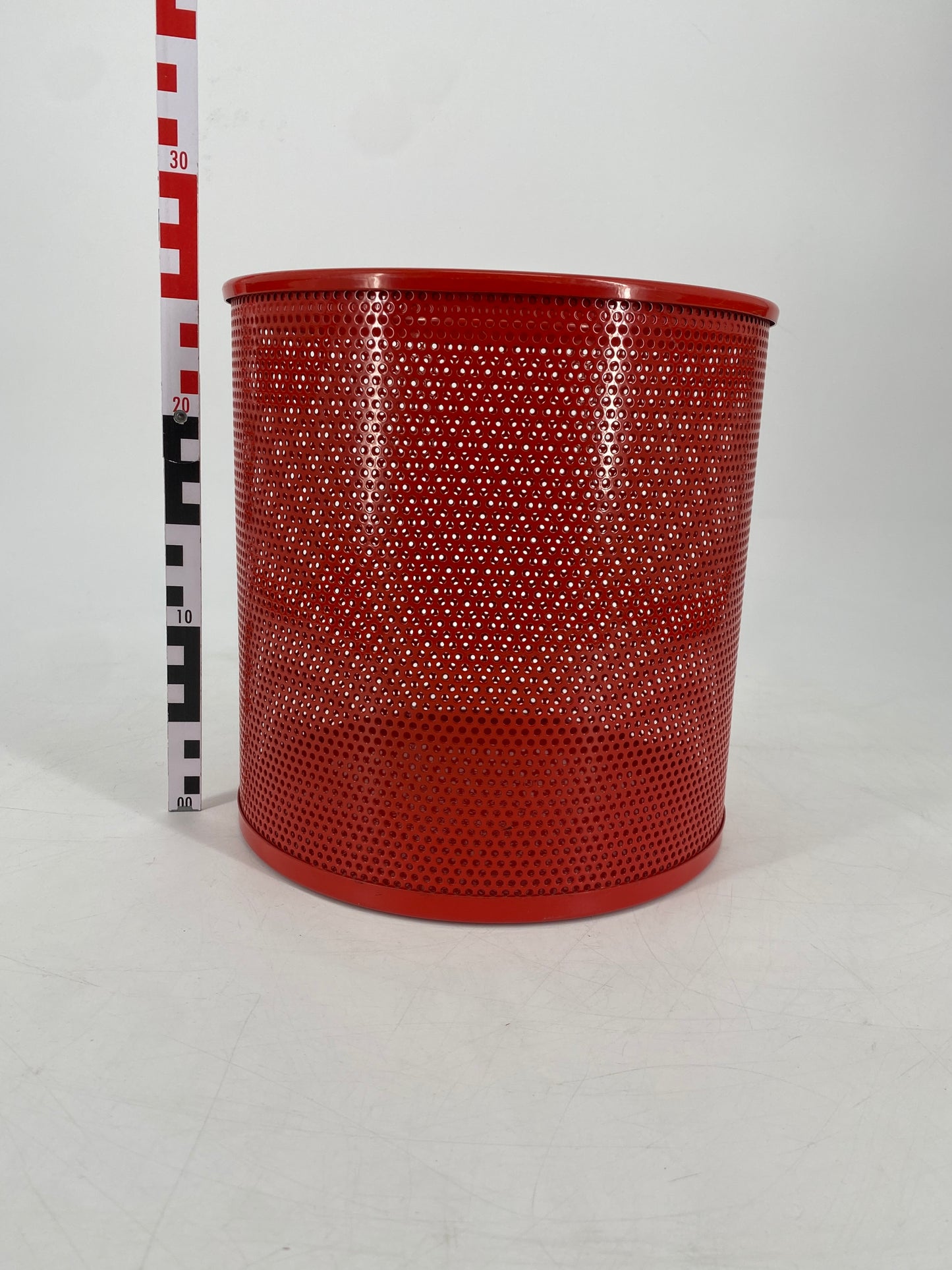 Hochwertiger Papierkorb aus rotem Lochblech, vintage