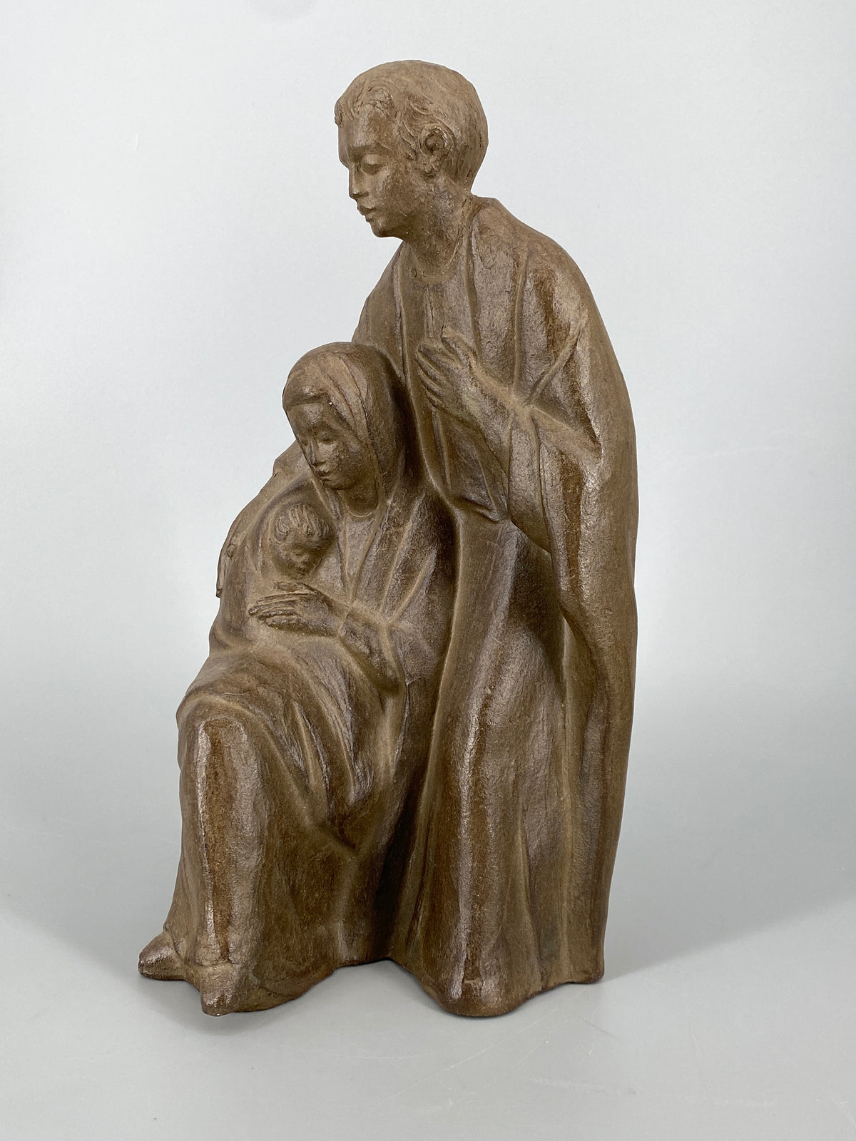 Handsignierte Figurgruppe der heiligen Familie von Helmut Bourger (1929–1989) aus Ton mit Kupfer patiniert, 1979