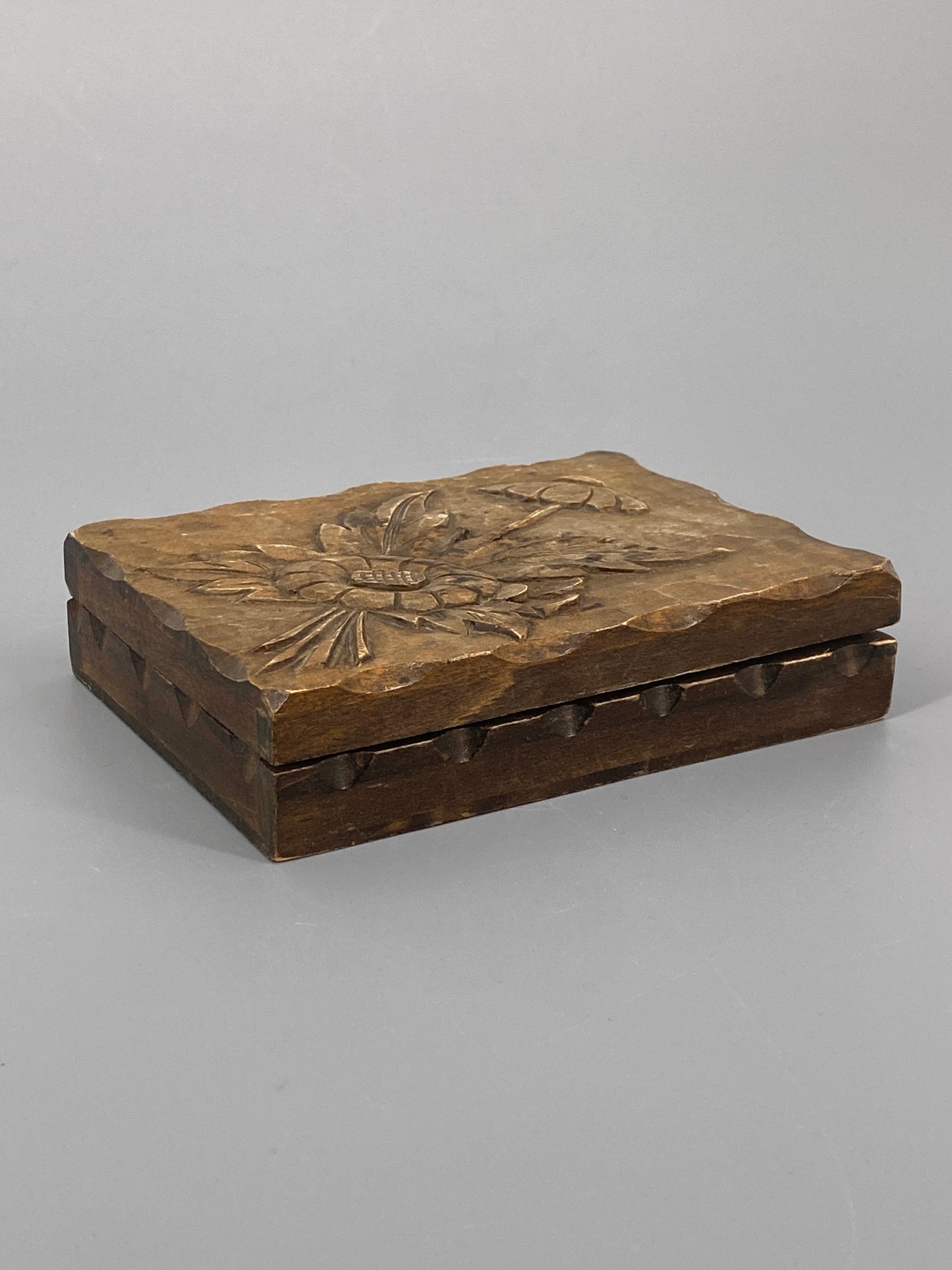 Holz Schatulle mit geschnitzten Blumen verziert, 20. Jh.