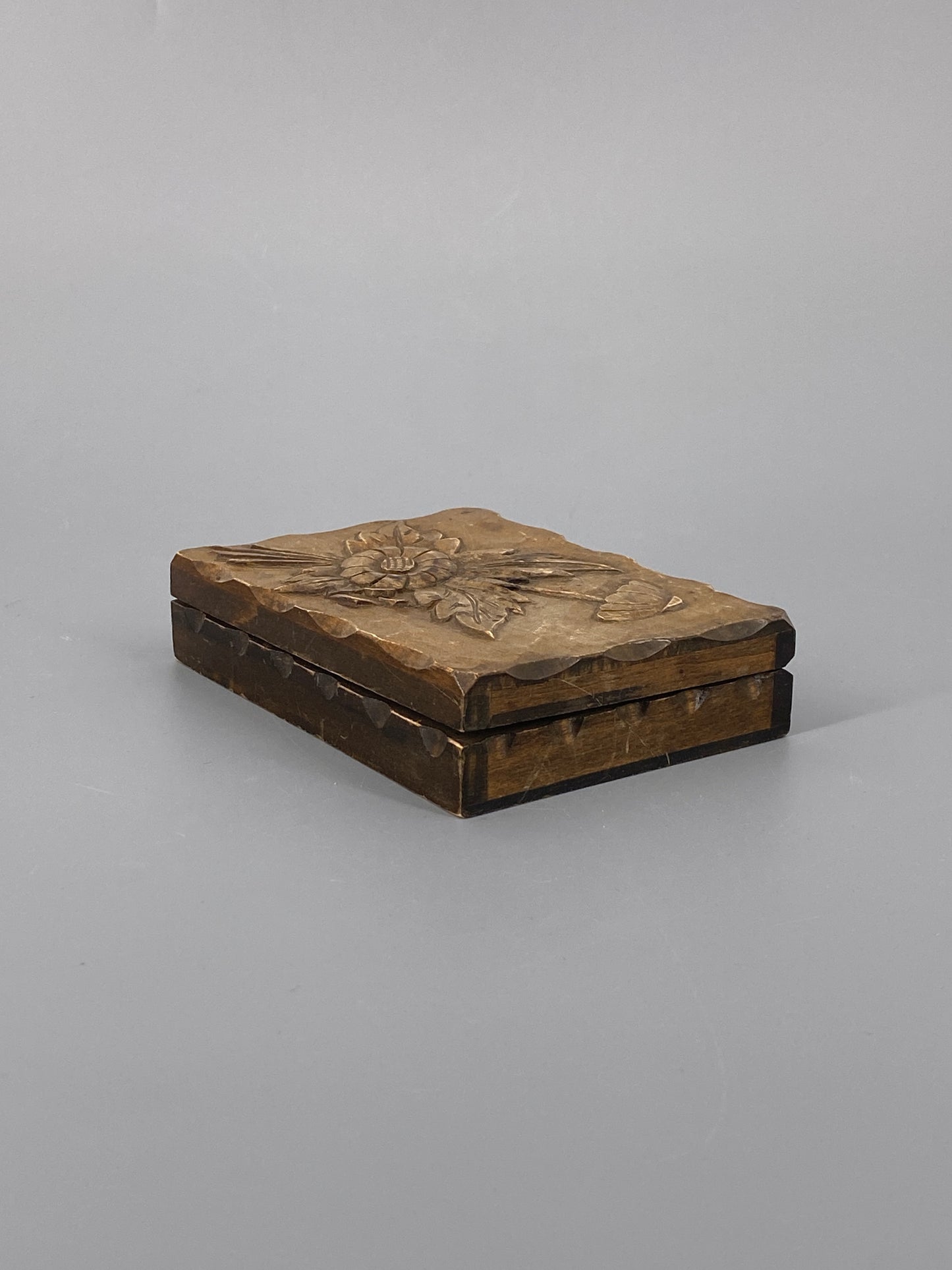 Holz Schatulle mit geschnitzten Blumen verziert, 20. Jh.