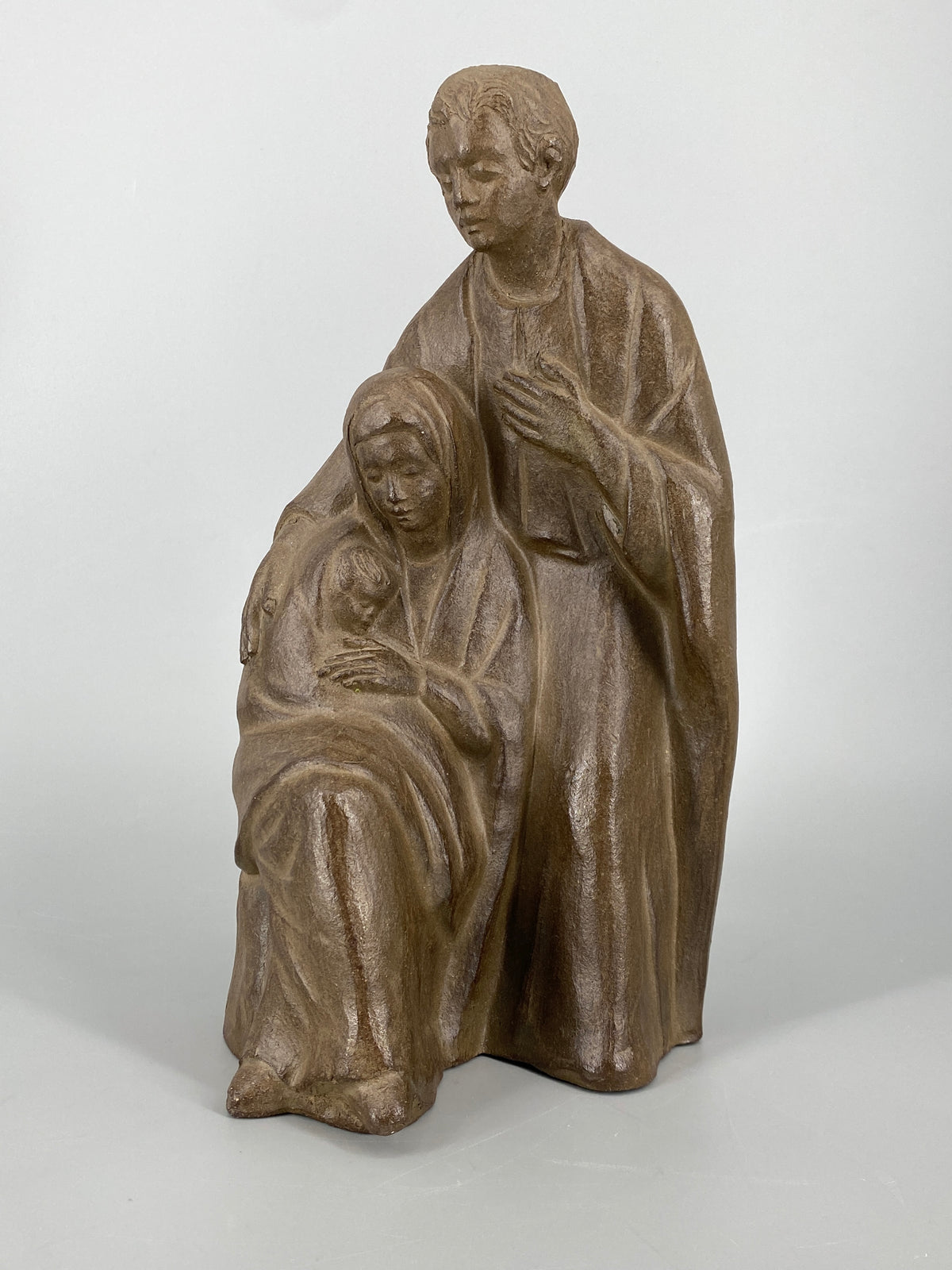 Handsignierte Figurgruppe der heiligen Familie von Helmut Bourger (1929–1989) aus Ton mit Kupfer patiniert, 1979