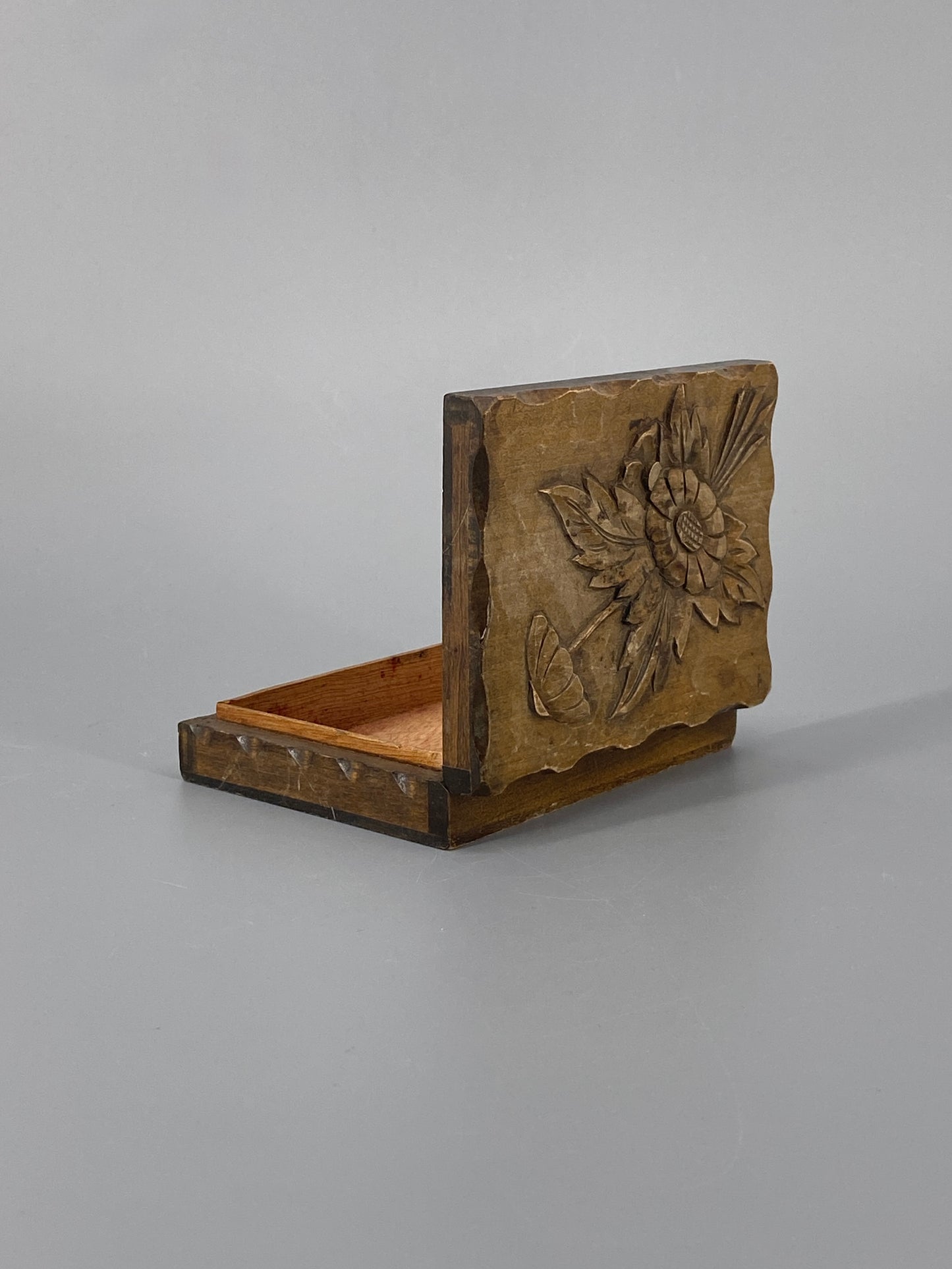 Holz Schatulle mit geschnitzten Blumen verziert, 20. Jh.