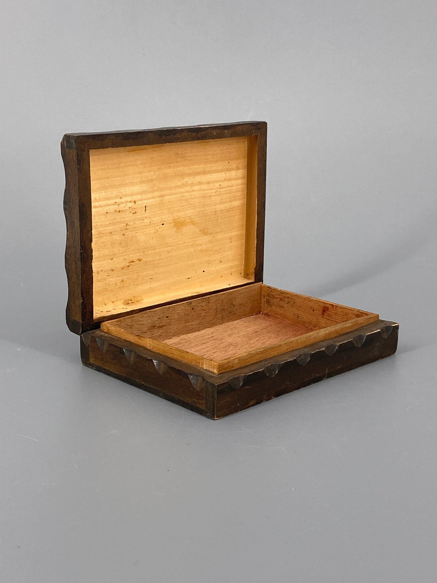 Holz Schatulle mit geschnitzten Blumen verziert, 20. Jh.