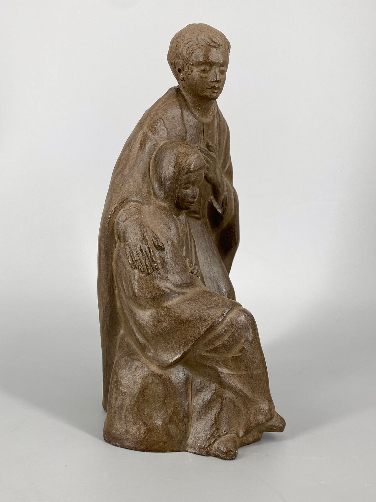 Handsignierte Figurgruppe der heiligen Familie von Helmut Bourger (1929–1989) aus Ton mit Kupfer patiniert, 1979