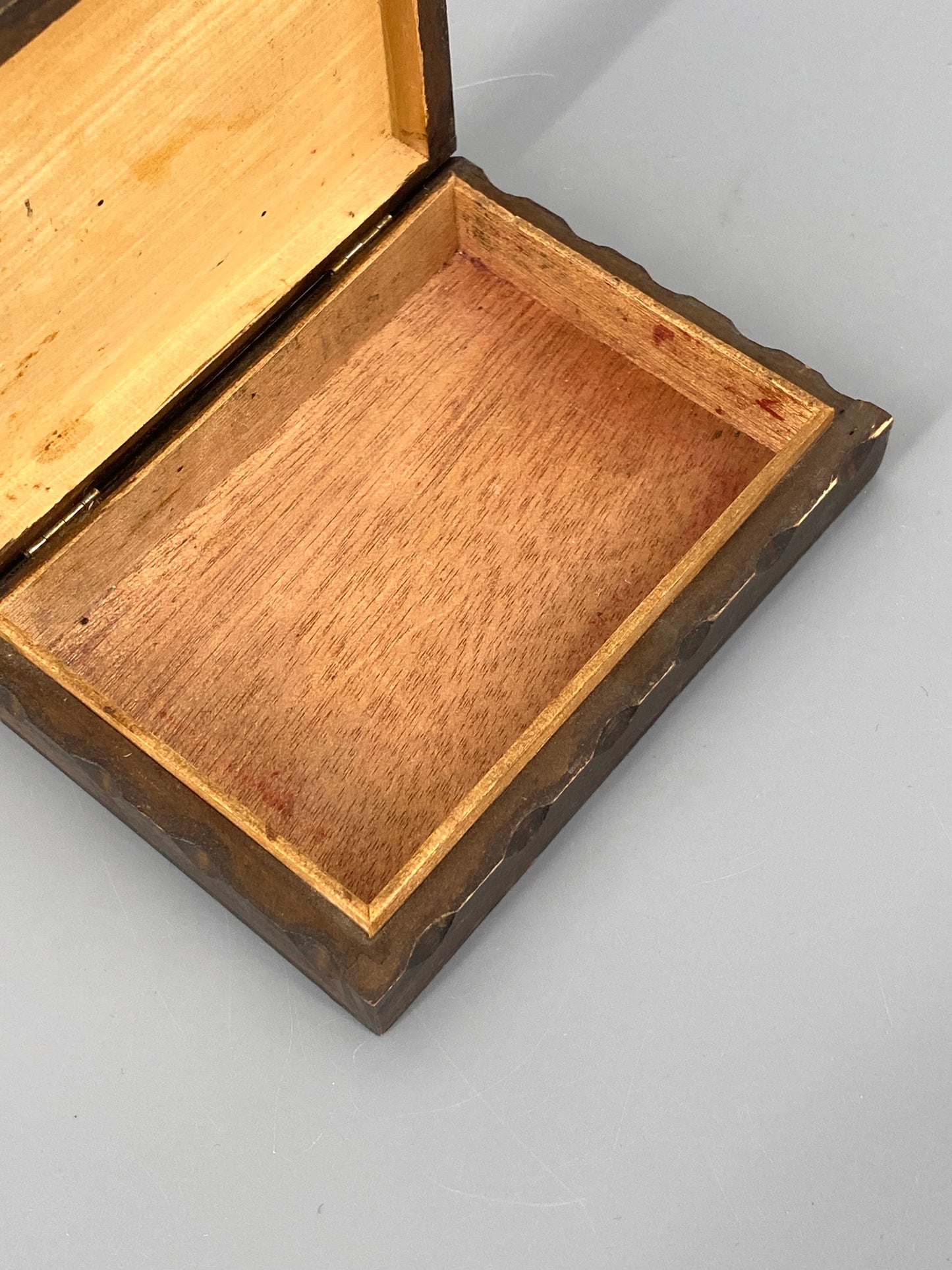 Holz Schatulle mit geschnitzten Blumen verziert, 20. Jh.