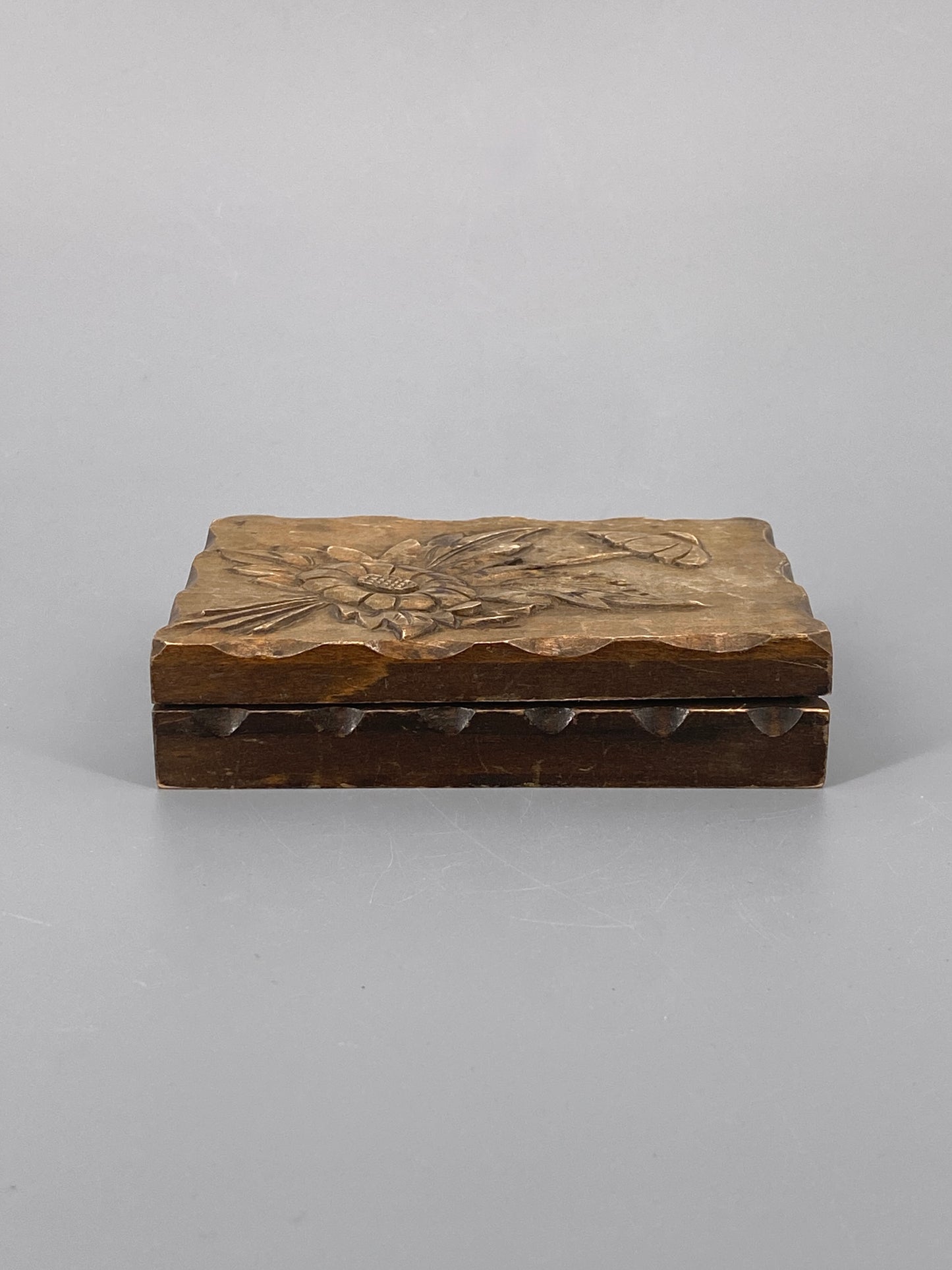 Holz Schatulle mit geschnitzten Blumen verziert, 20. Jh.