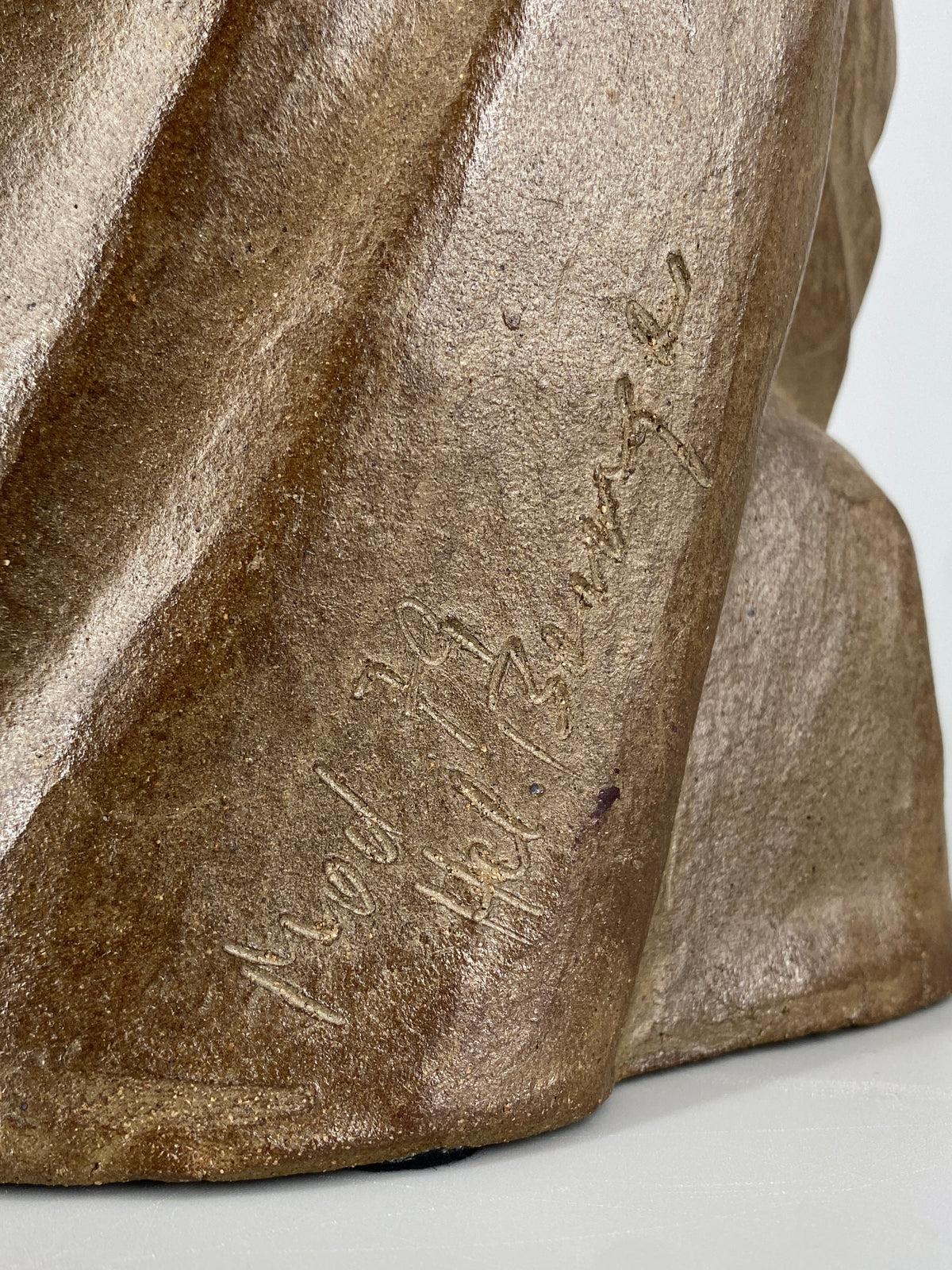 Handsignierte Figurgruppe der heiligen Familie von Helmut Bourger (1929–1989) aus Ton mit Kupfer patiniert, 1979