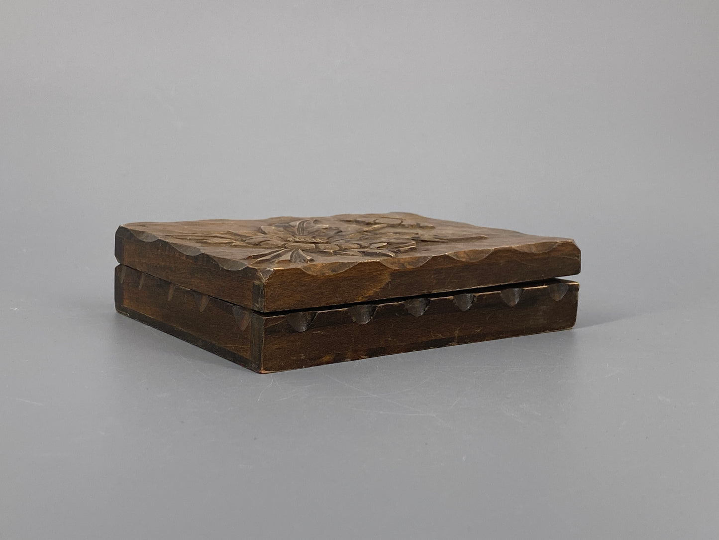 Holz Schatulle mit geschnitzten Blumen verziert, 20. Jh.
