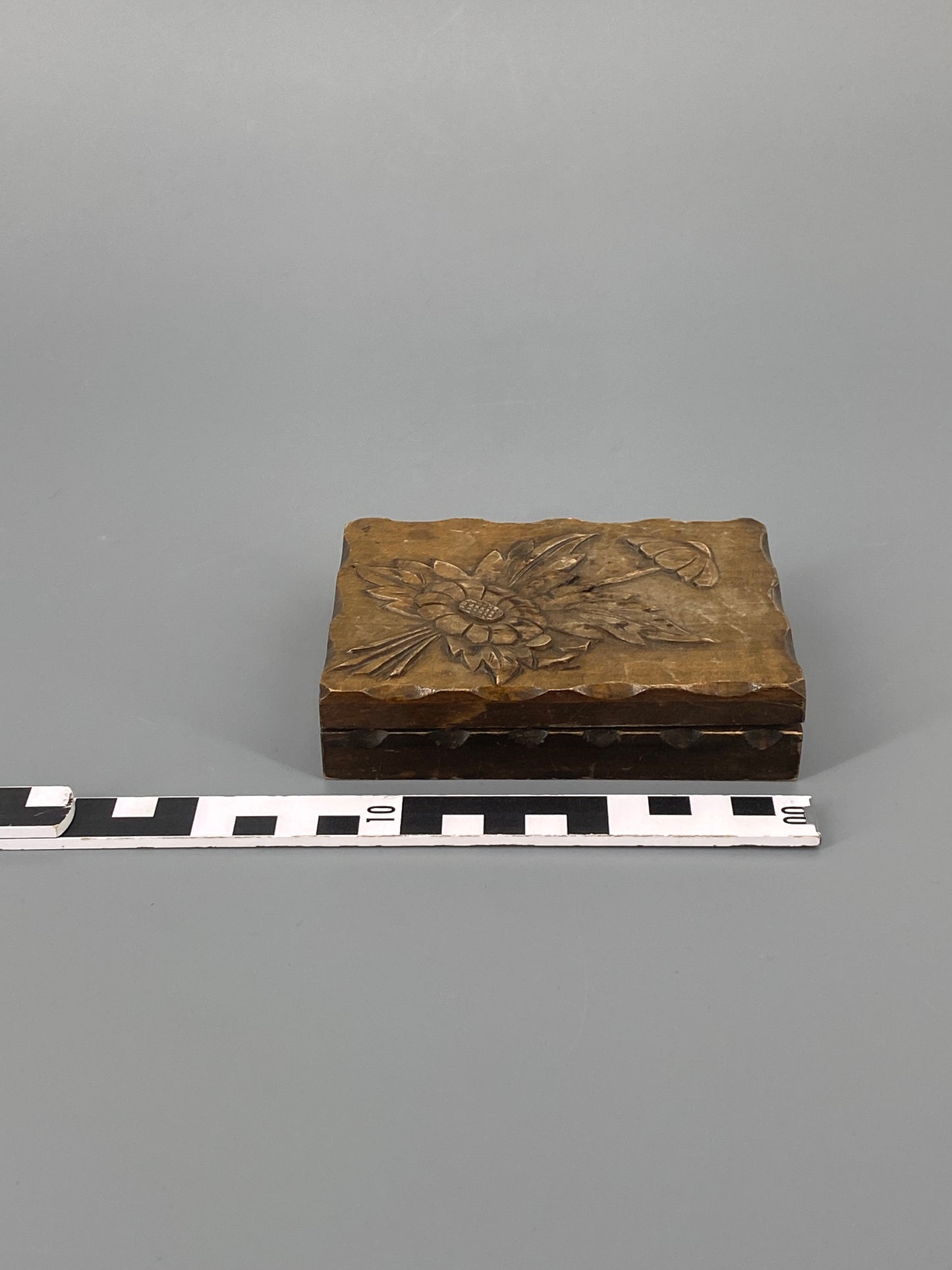 Holz Schatulle mit geschnitzten Blumen verziert, 20. Jh.