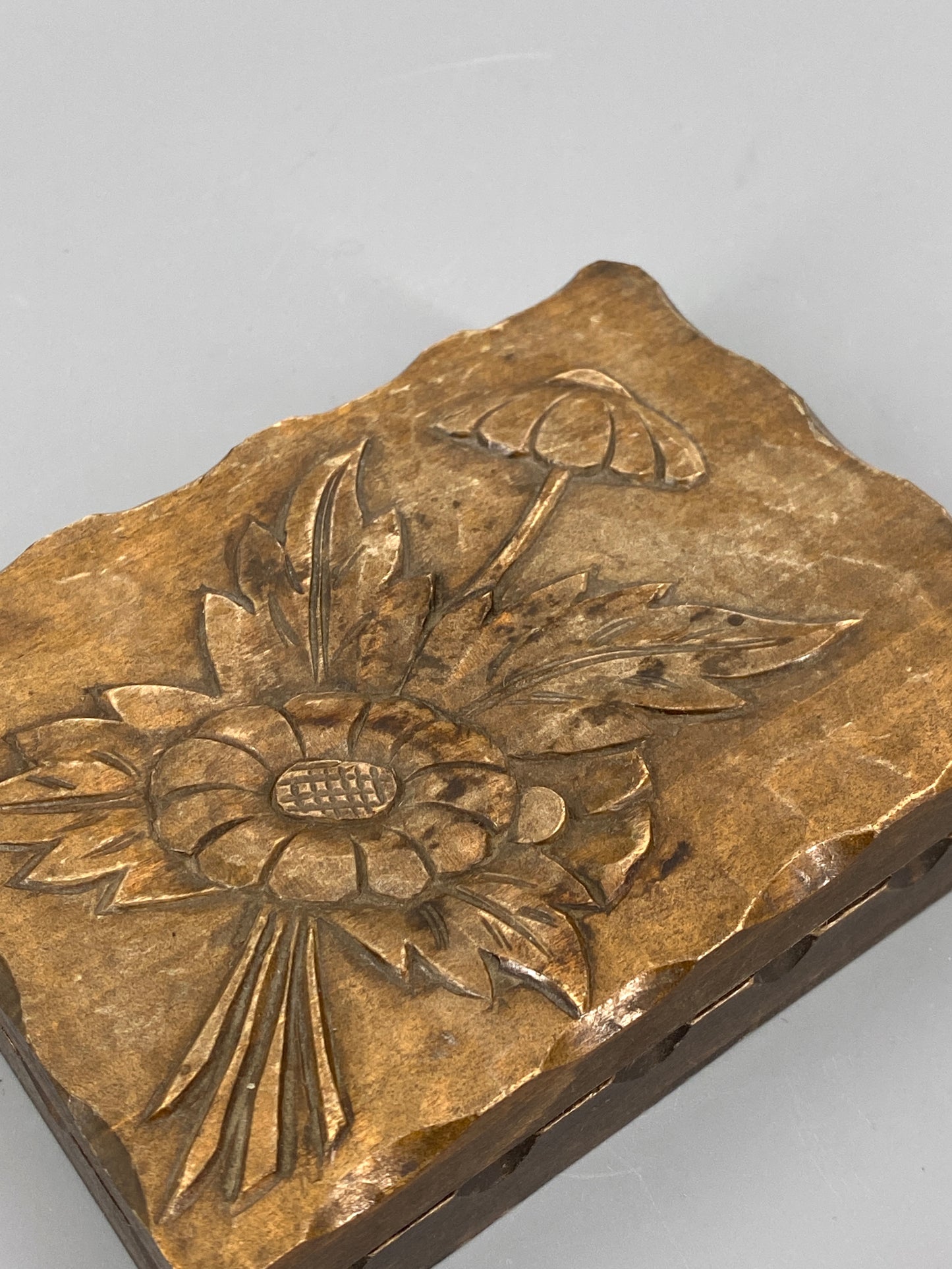 Holz Schatulle mit geschnitzten Blumen verziert, 20. Jh.