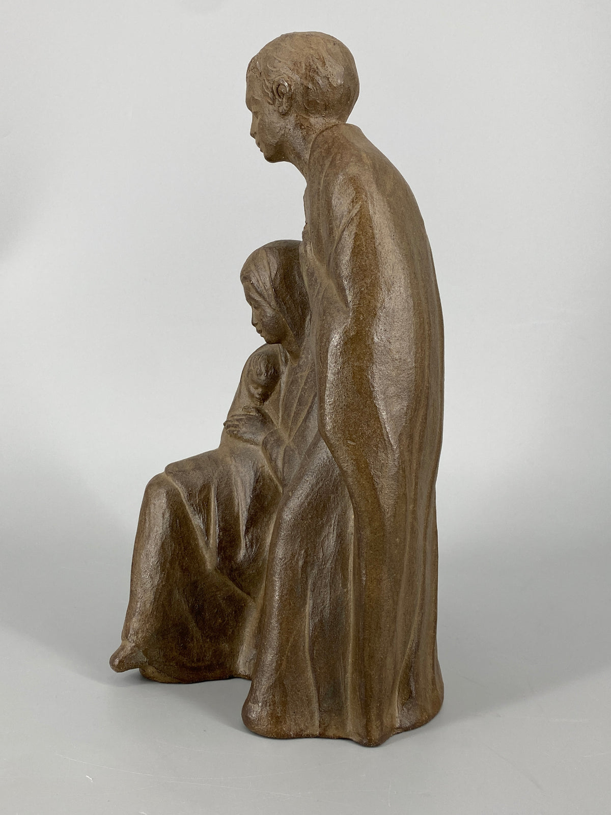 Handsignierte Figurgruppe der heiligen Familie von Helmut Bourger (1929–1989) aus Ton mit Kupfer patiniert, 1979
