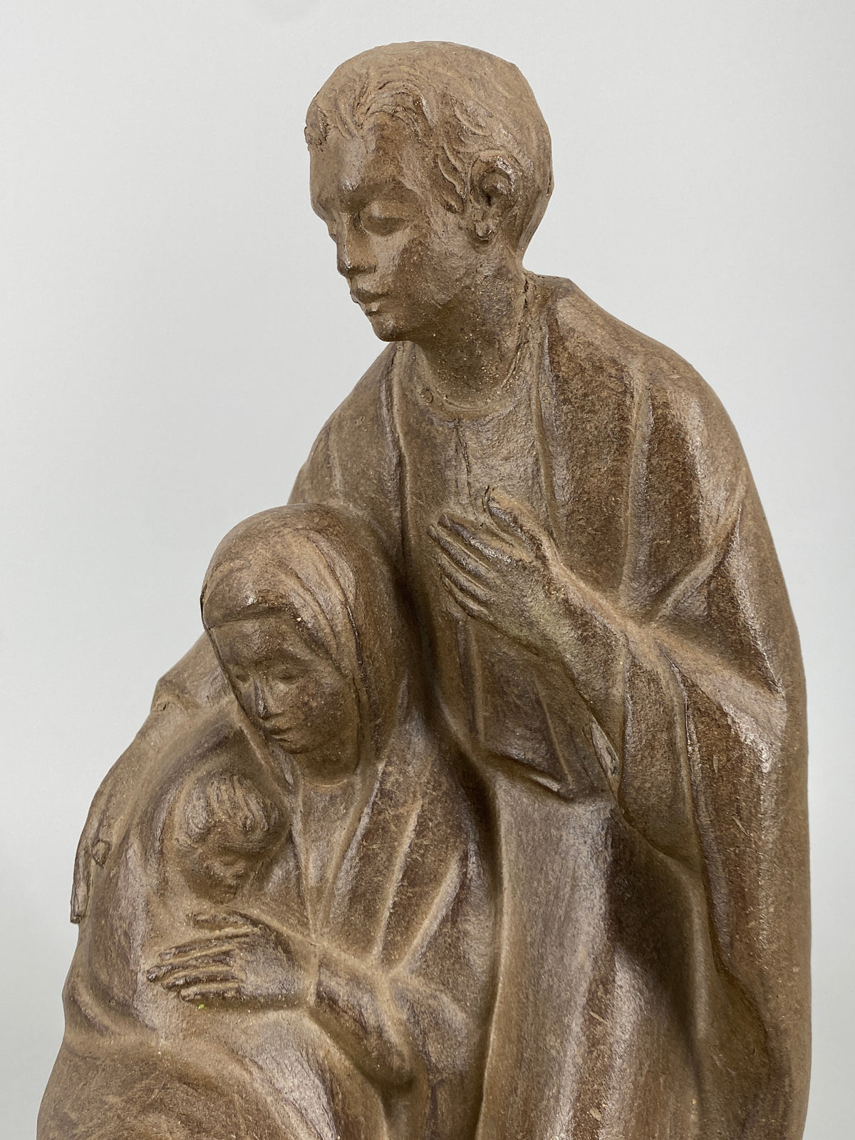 Handsignierte Figurgruppe der heiligen Familie von Helmut Bourger (1929–1989) aus Ton mit Kupfer patiniert, 1979