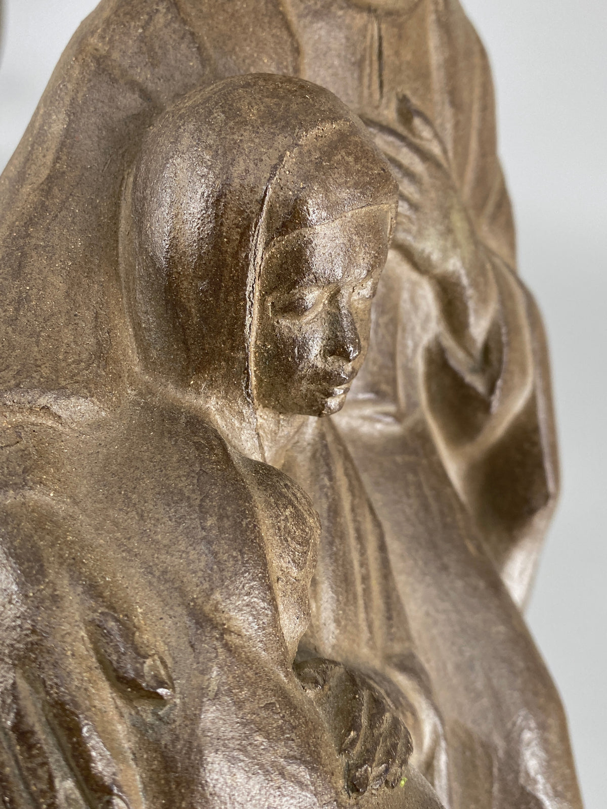 Handsignierte Figurgruppe der heiligen Familie von Helmut Bourger (1929–1989) aus Ton mit Kupfer patiniert, 1979
