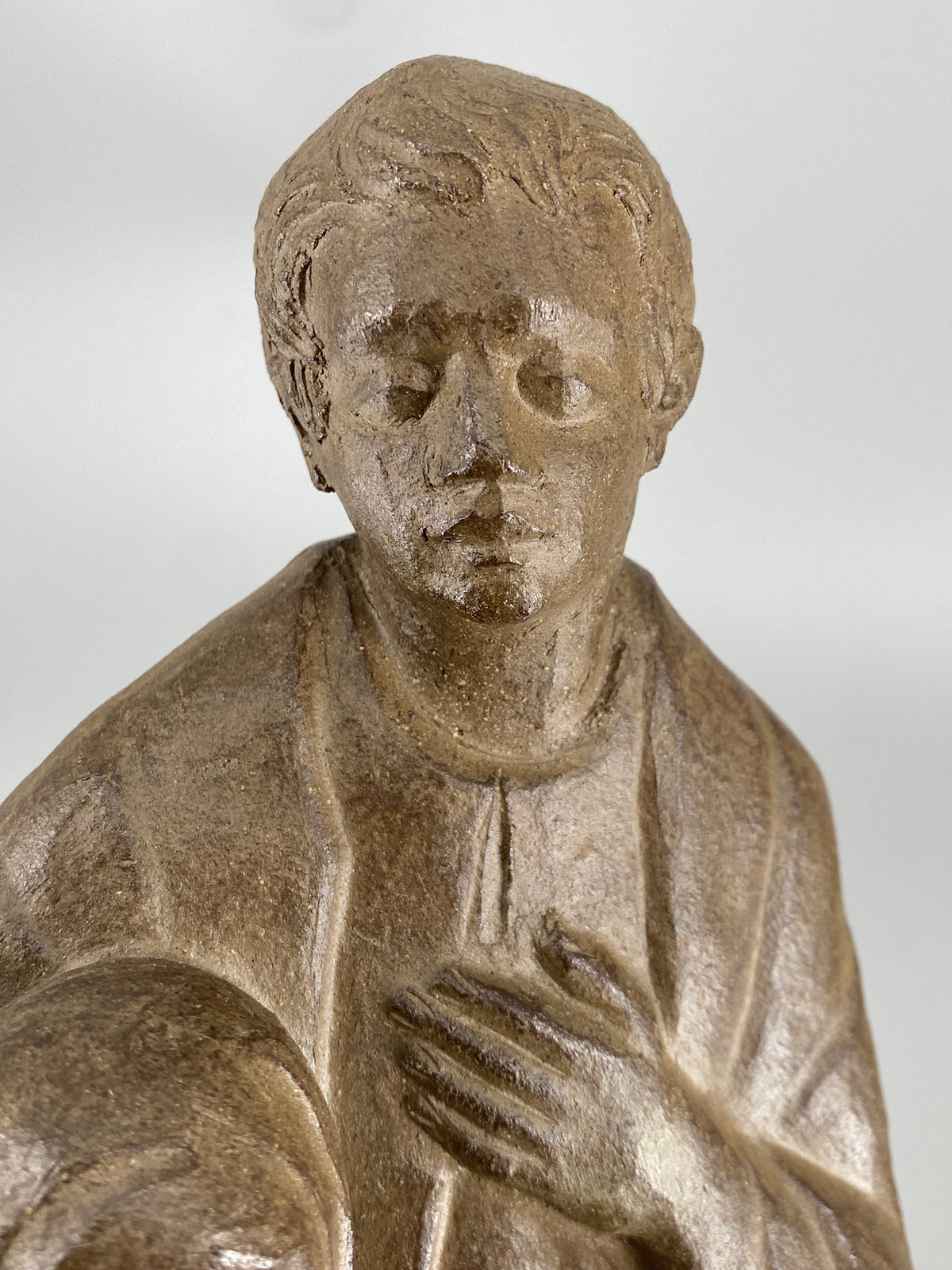 Handsignierte Figurgruppe der heiligen Familie von Helmut Bourger (1929–1989) aus Ton mit Kupfer patiniert, 1979