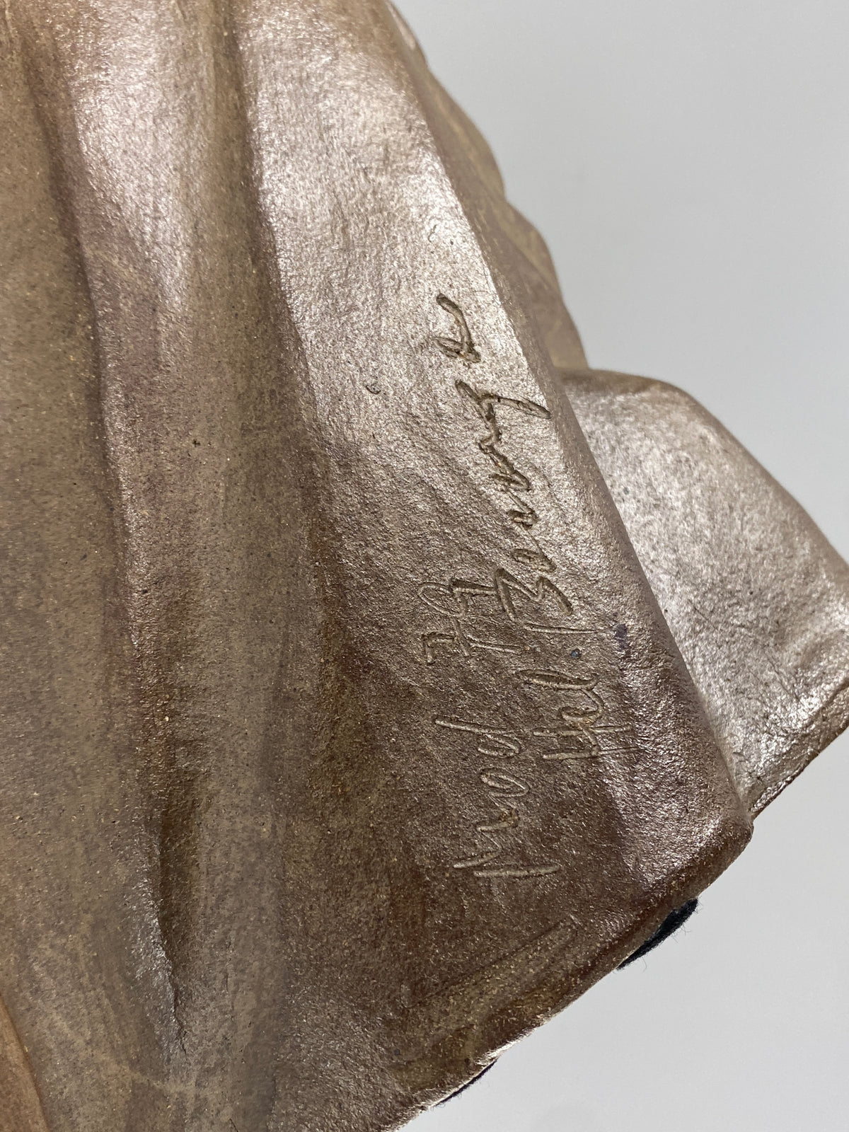 Handsignierte Figurgruppe der heiligen Familie von Helmut Bourger (1929–1989) aus Ton mit Kupfer patiniert, 1979