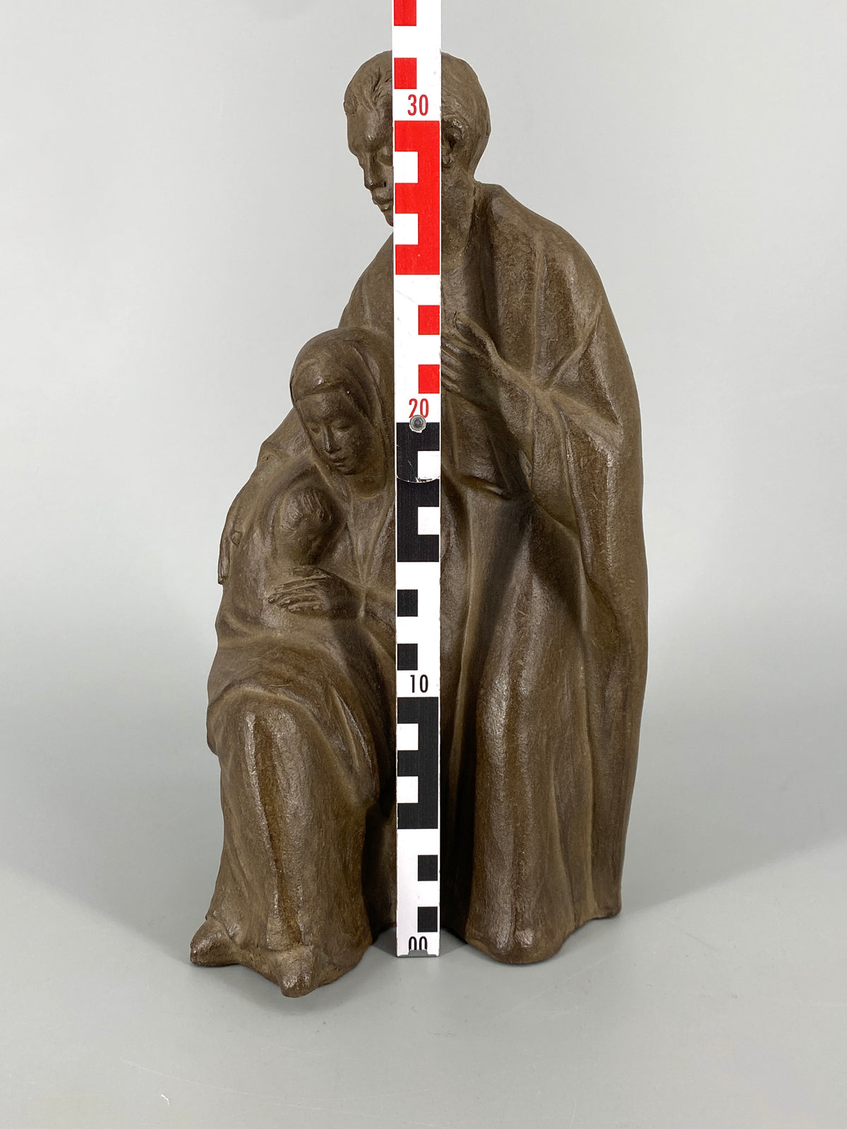 Handsignierte Figurgruppe der heiligen Familie von Helmut Bourger (1929–1989) aus Ton mit Kupfer patiniert, 1979