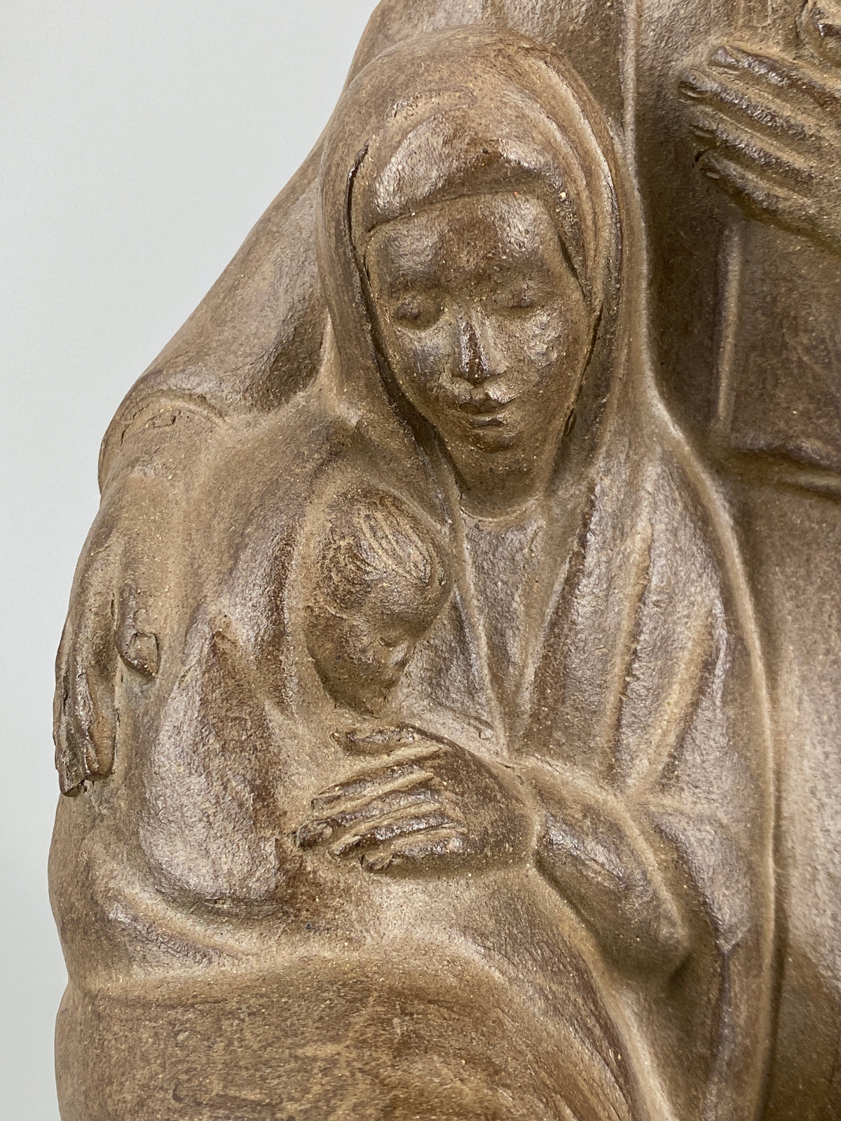 Handsignierte Figurgruppe der heiligen Familie von Helmut Bourger (1929–1989) aus Ton mit Kupfer patiniert, 1979