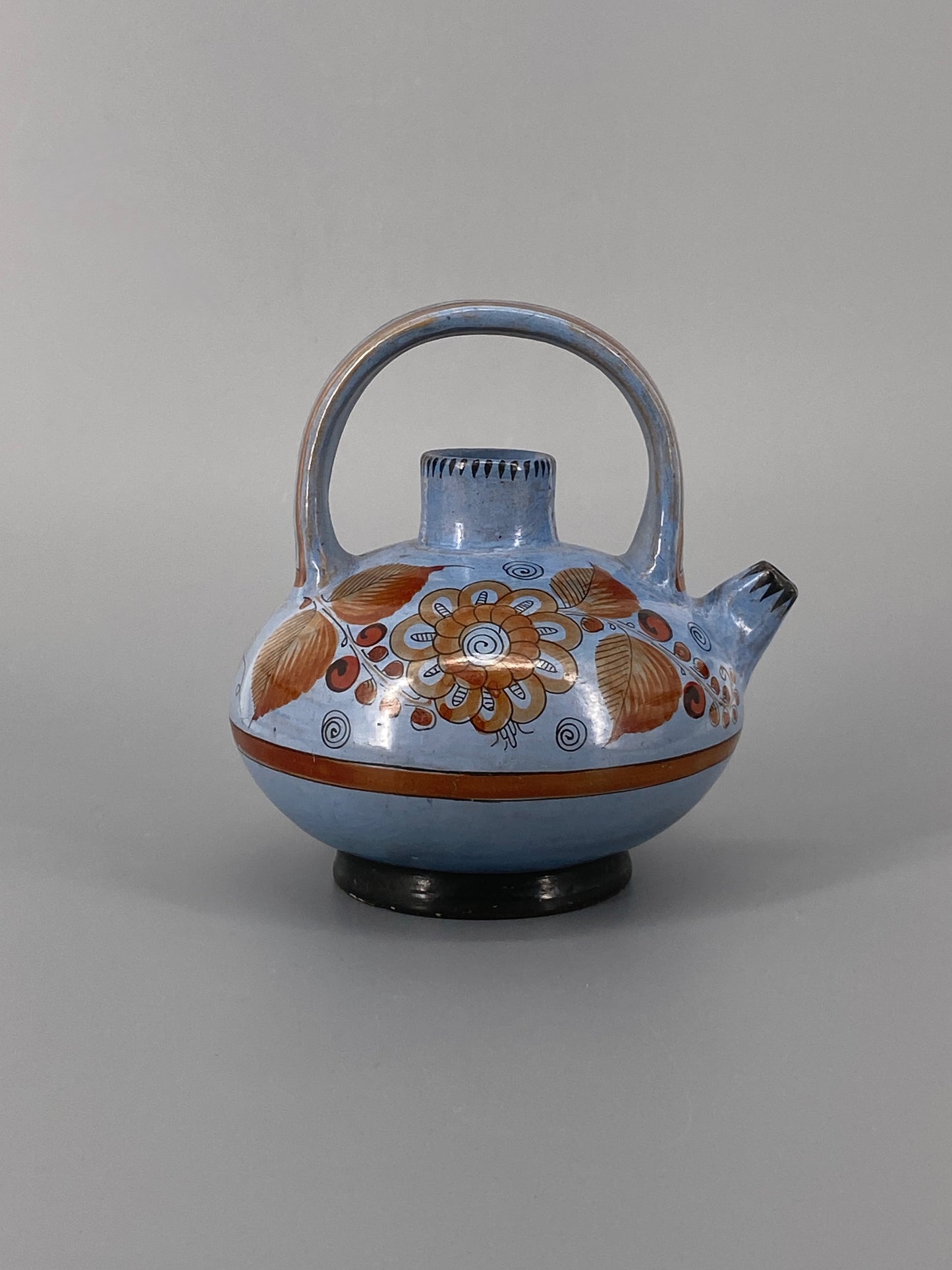 Mexikanischer Keramikkrug, handbemalt mit Blumen, 20. Jh.