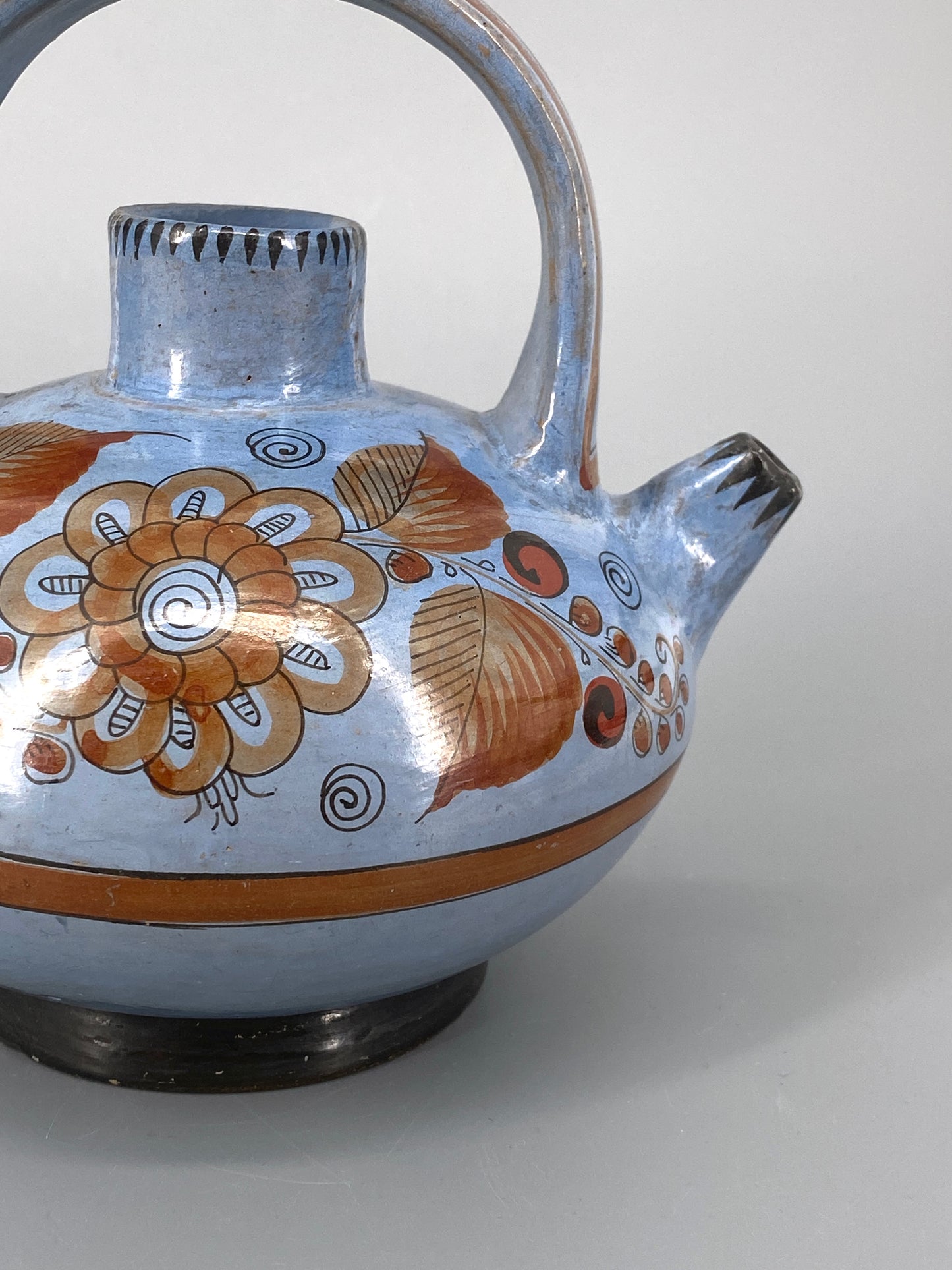 Mexikanischer Keramikkrug, handbemalt mit Blumen, 20. Jh.