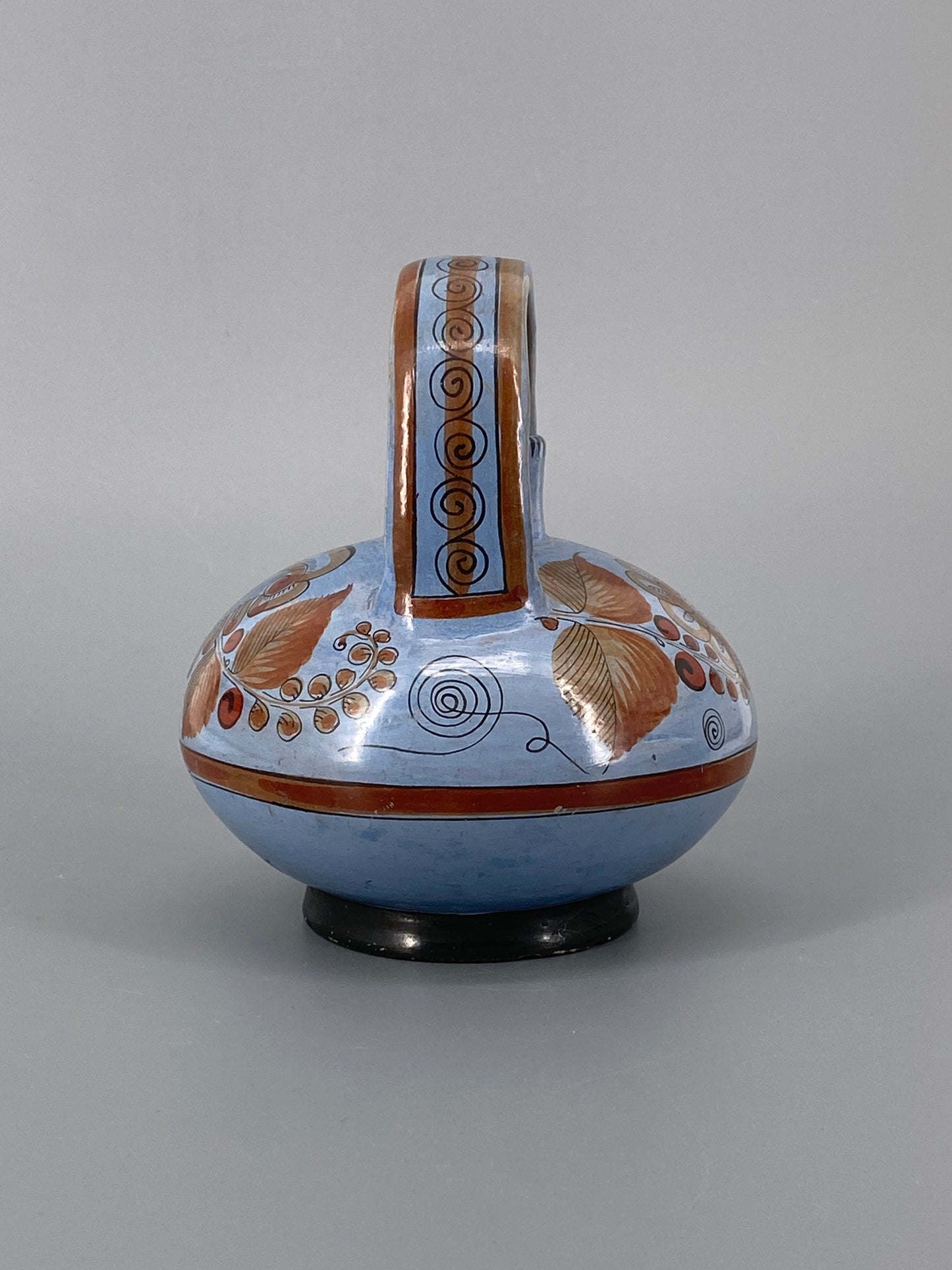 Mexikanischer Keramikkrug, handbemalt mit Blumen, 20. Jh.