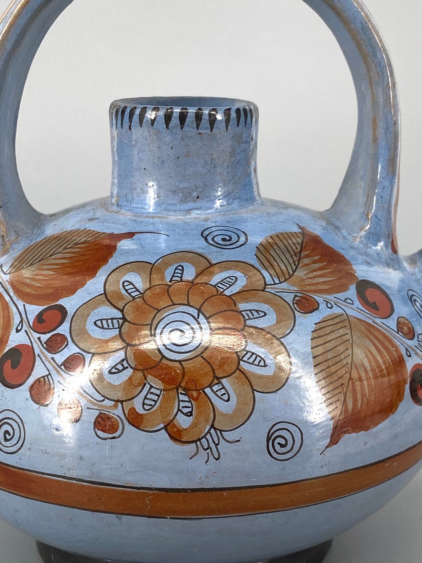 Mexikanischer Keramikkrug, handbemalt mit Blumen, 20. Jh.