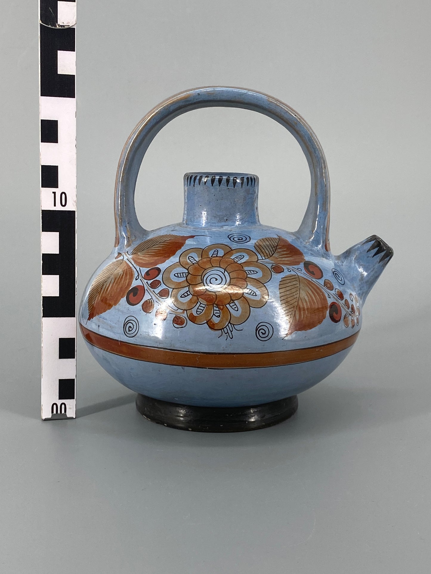 Mexikanischer Keramikkrug, handbemalt mit Blumen, 20. Jh.