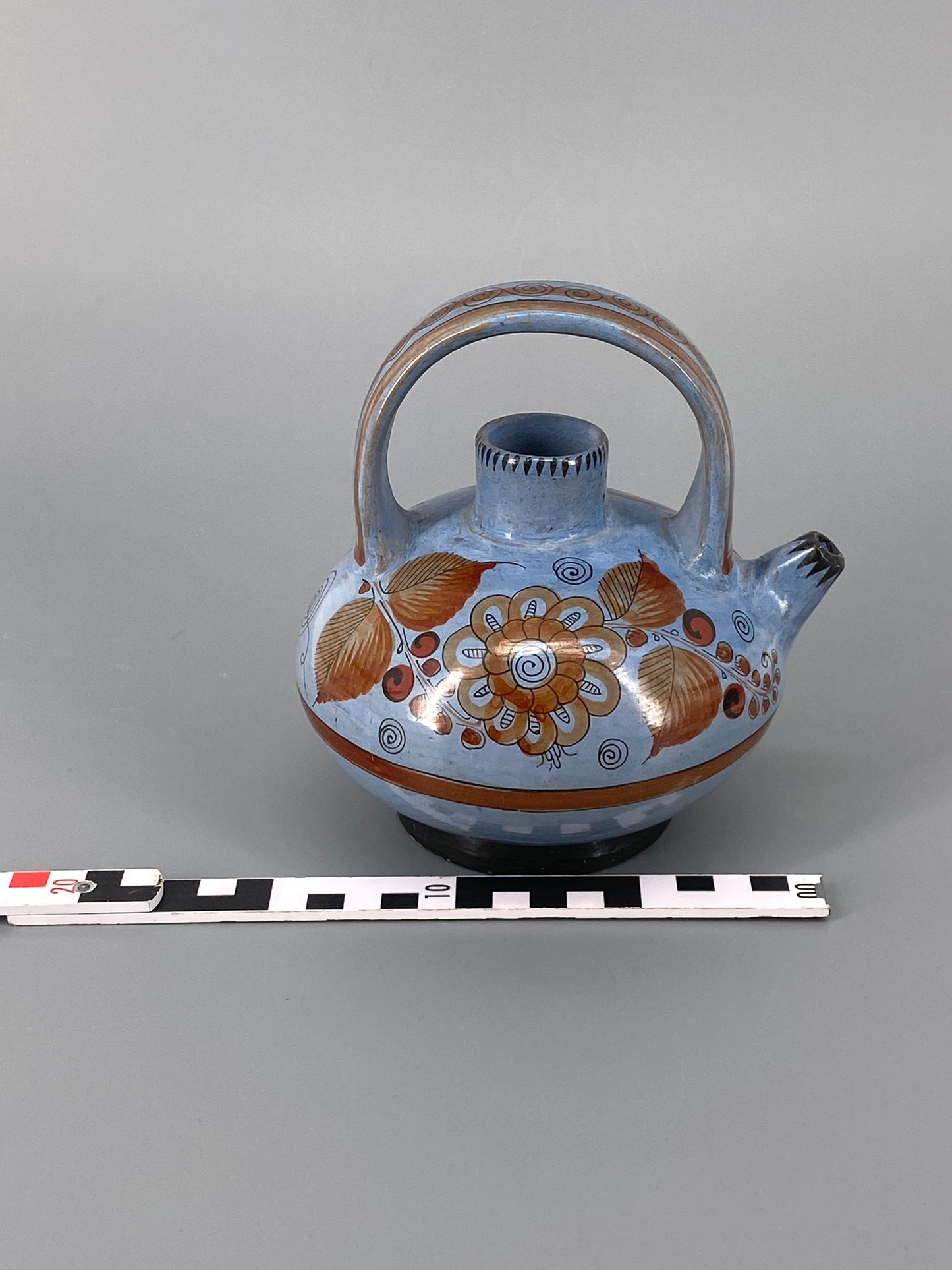 Mexikanischer Keramikkrug, handbemalt mit Blumen, 20. Jh.