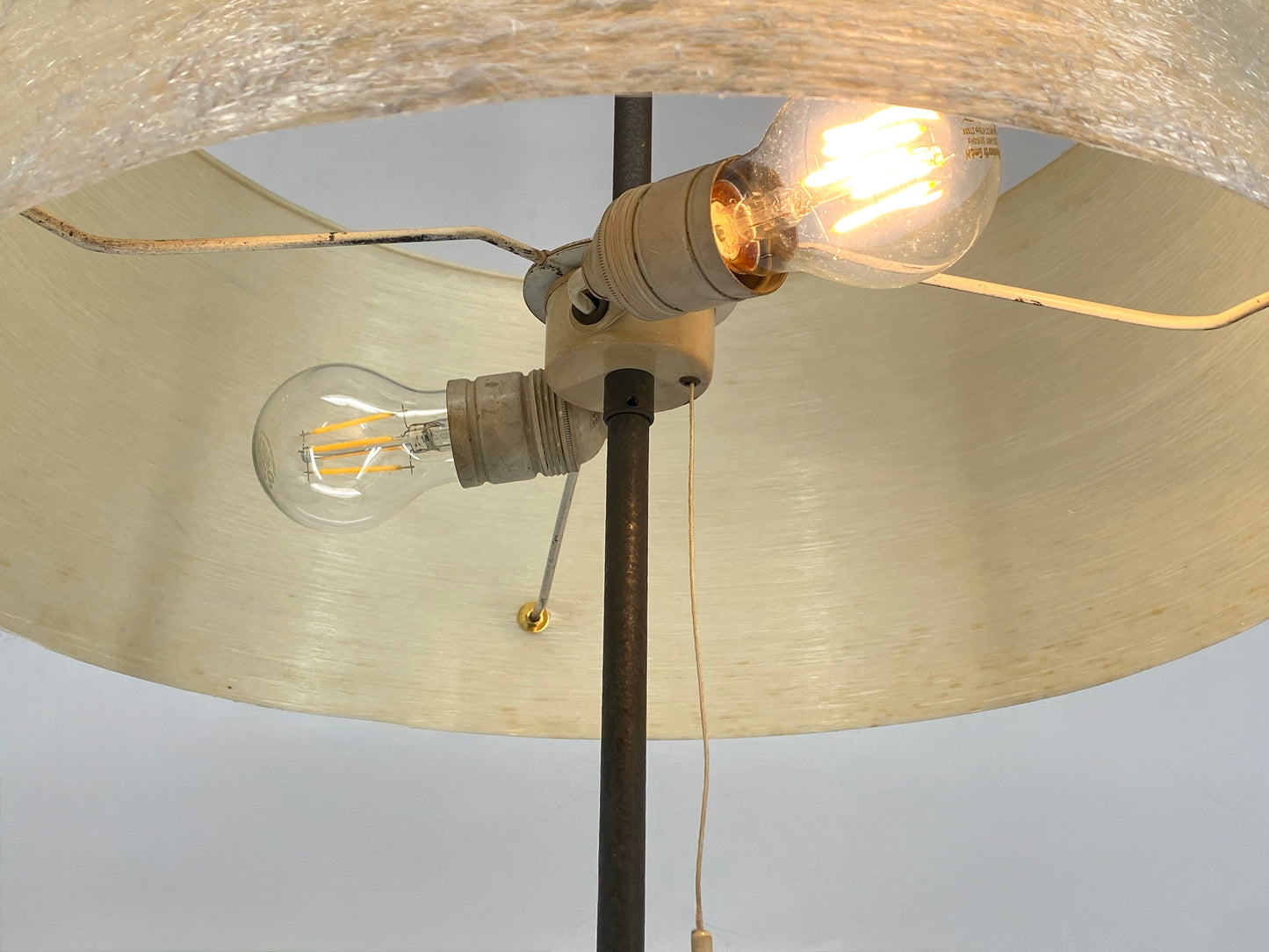 Mid Century Stehlampe mit Harzfaserschirm, 50/60er