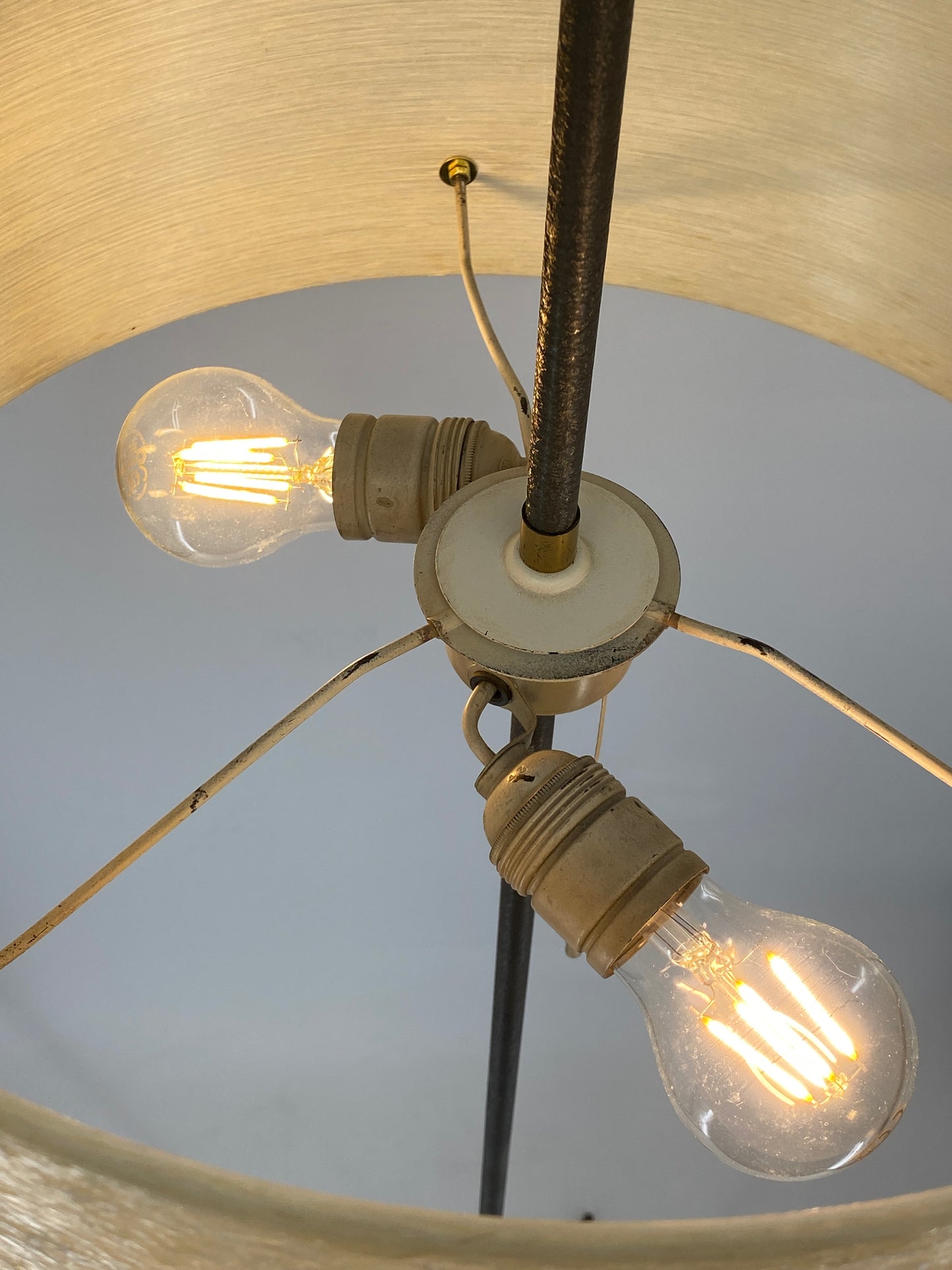 Mid Century Stehlampe mit Harzfaserschirm, 50/60er