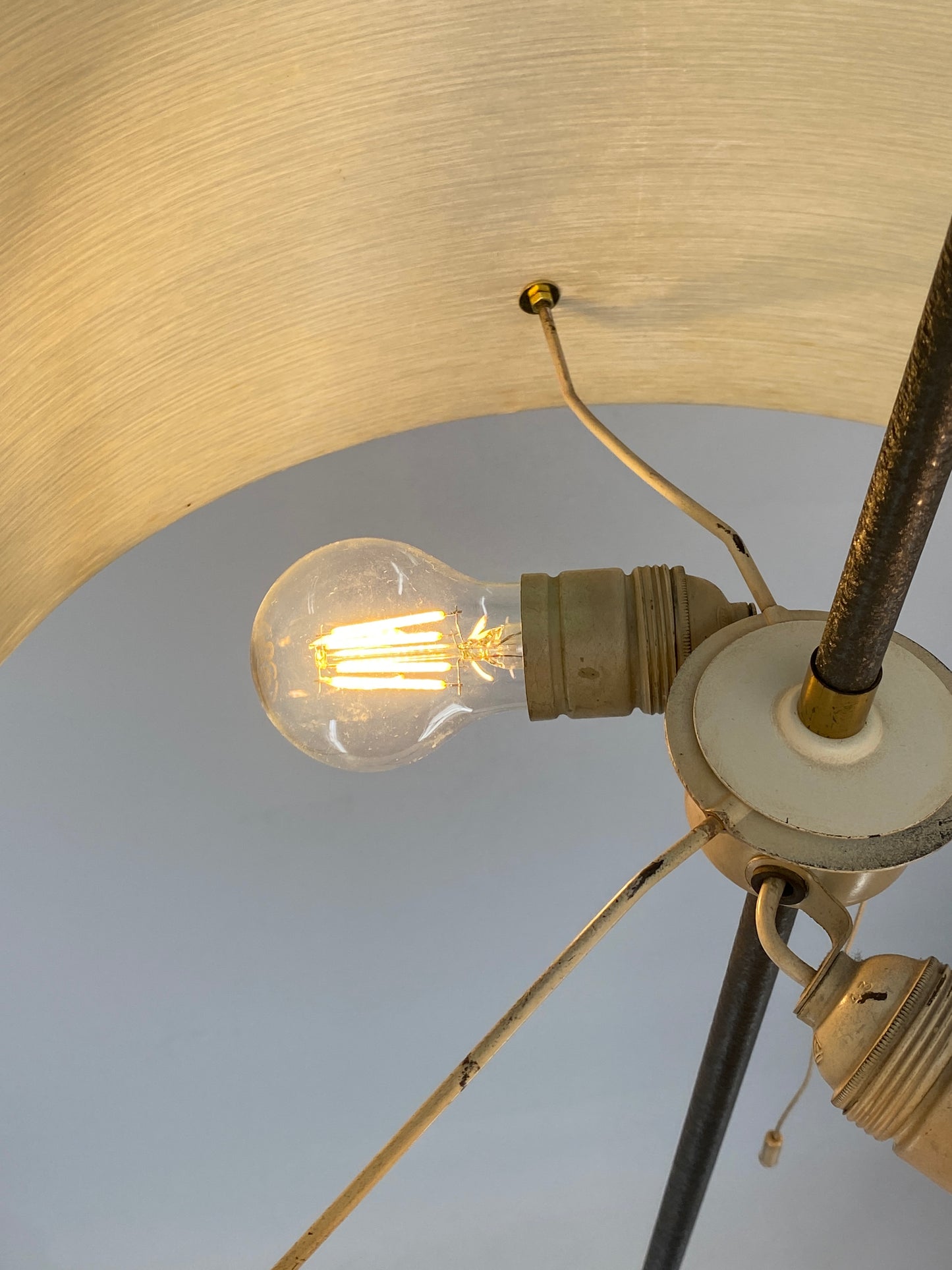 Mid Century Stehlampe mit Harzfaserschirm, 50/60er