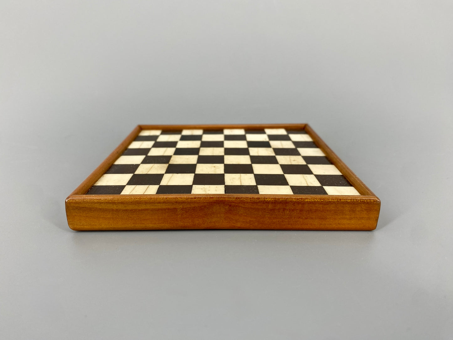 Doppelseitiges Spielbrett für Schach und Mühle, vintage