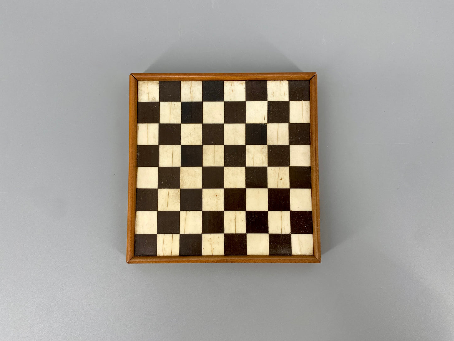 Doppelseitiges Spielbrett für Schach und Mühle, vintage