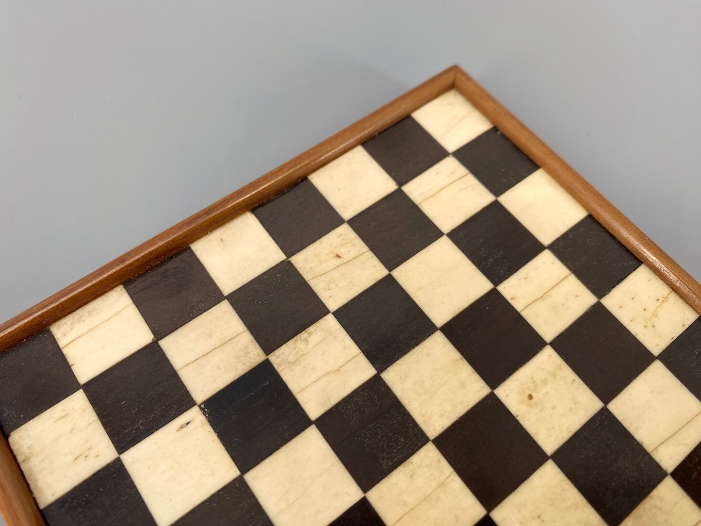 Doppelseitiges Spielbrett für Schach und Mühle, vintage
