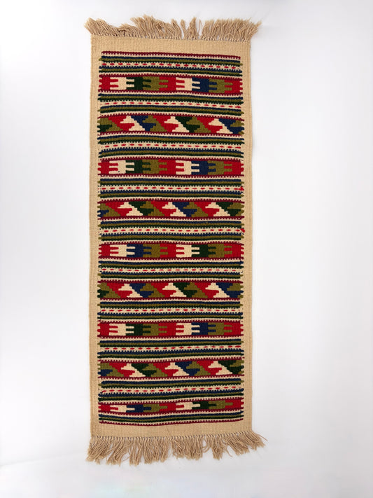 Kleiner Tischläufer mit mit geometrischem Muster im Nomaden-Stil