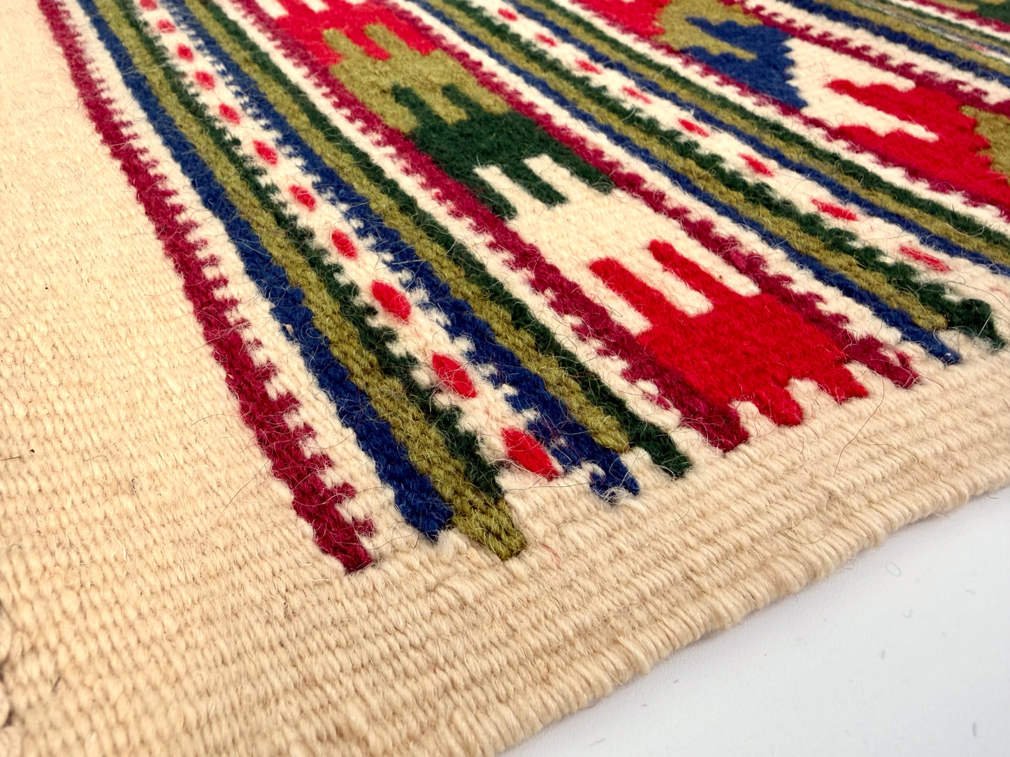 Kleiner Tischläufer mit mit geometrischem Muster im Nomaden-Stil